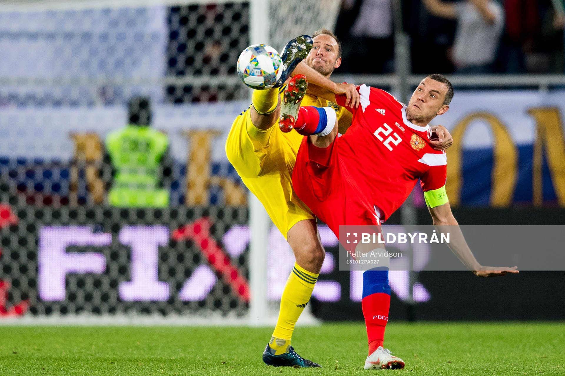 Andreas Granqvist of Sweden and Artem Dzyuba of Russia