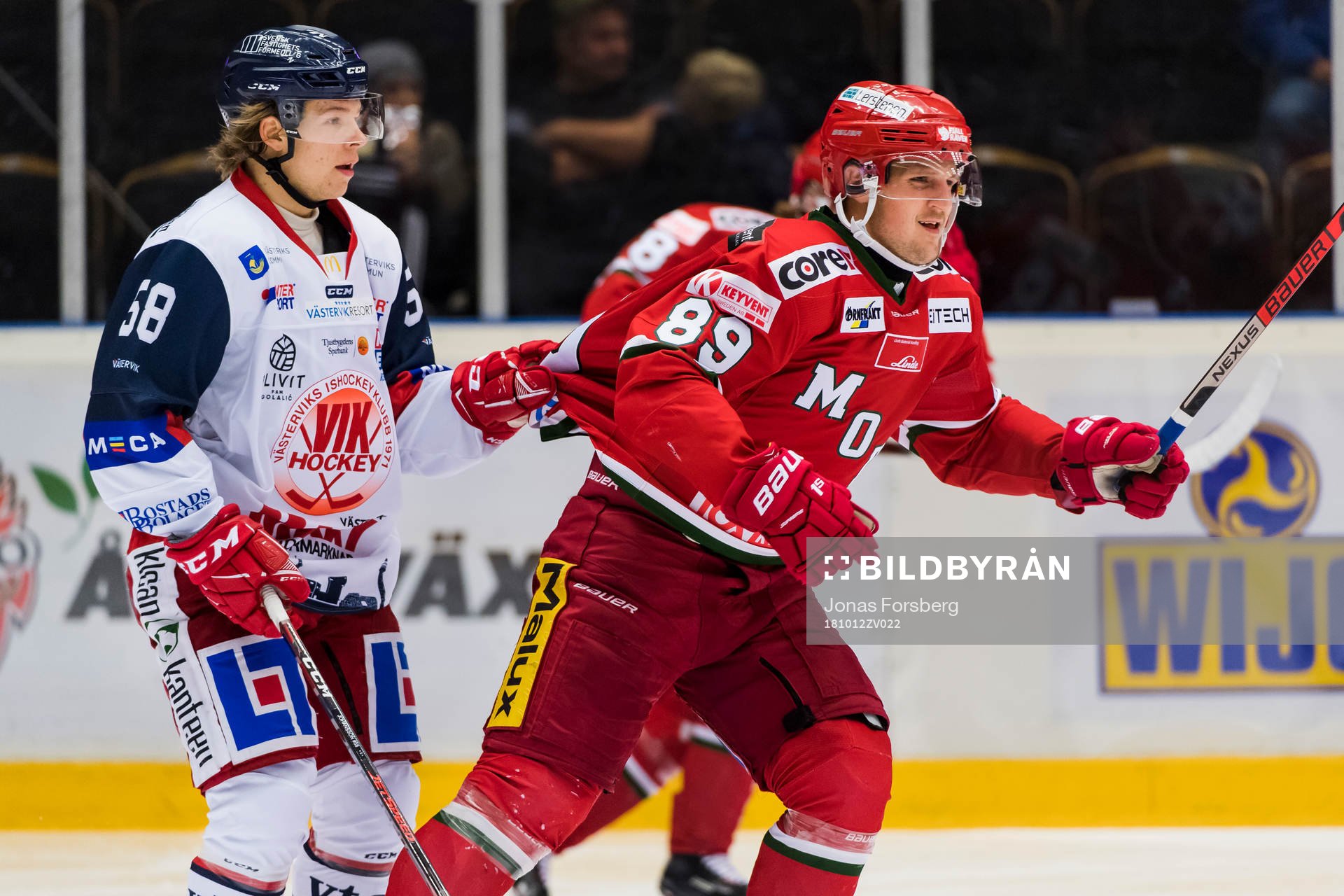 Västerviks Kim Johansson drar i tröjan på Modos Patrik
