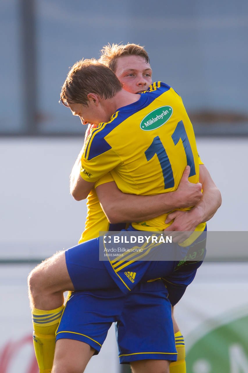 Eskilsminnes Robin Hofsö och Jesper Larsson jublar