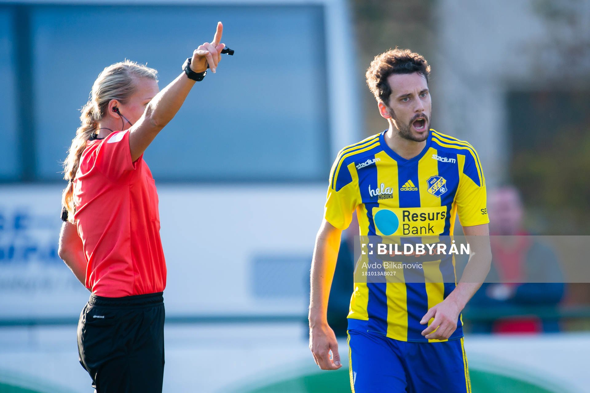 Domare Tess Olofsson utvisar Eskilsminnes Filip Egger