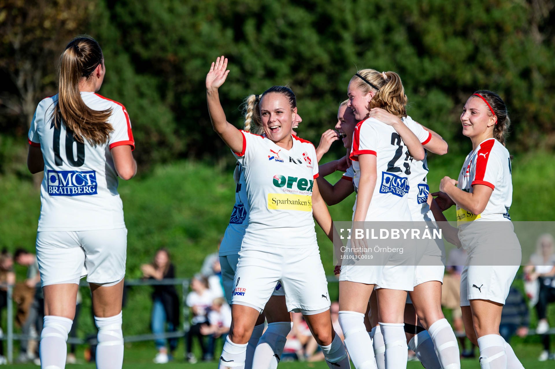 Borgebys Eleonor Hättmark jublar med lagkamraterna efter 2-0 under kvalmatchen till Elitettan mellan Borgeby och Jitex den 13 november 2018 i Borgeby.