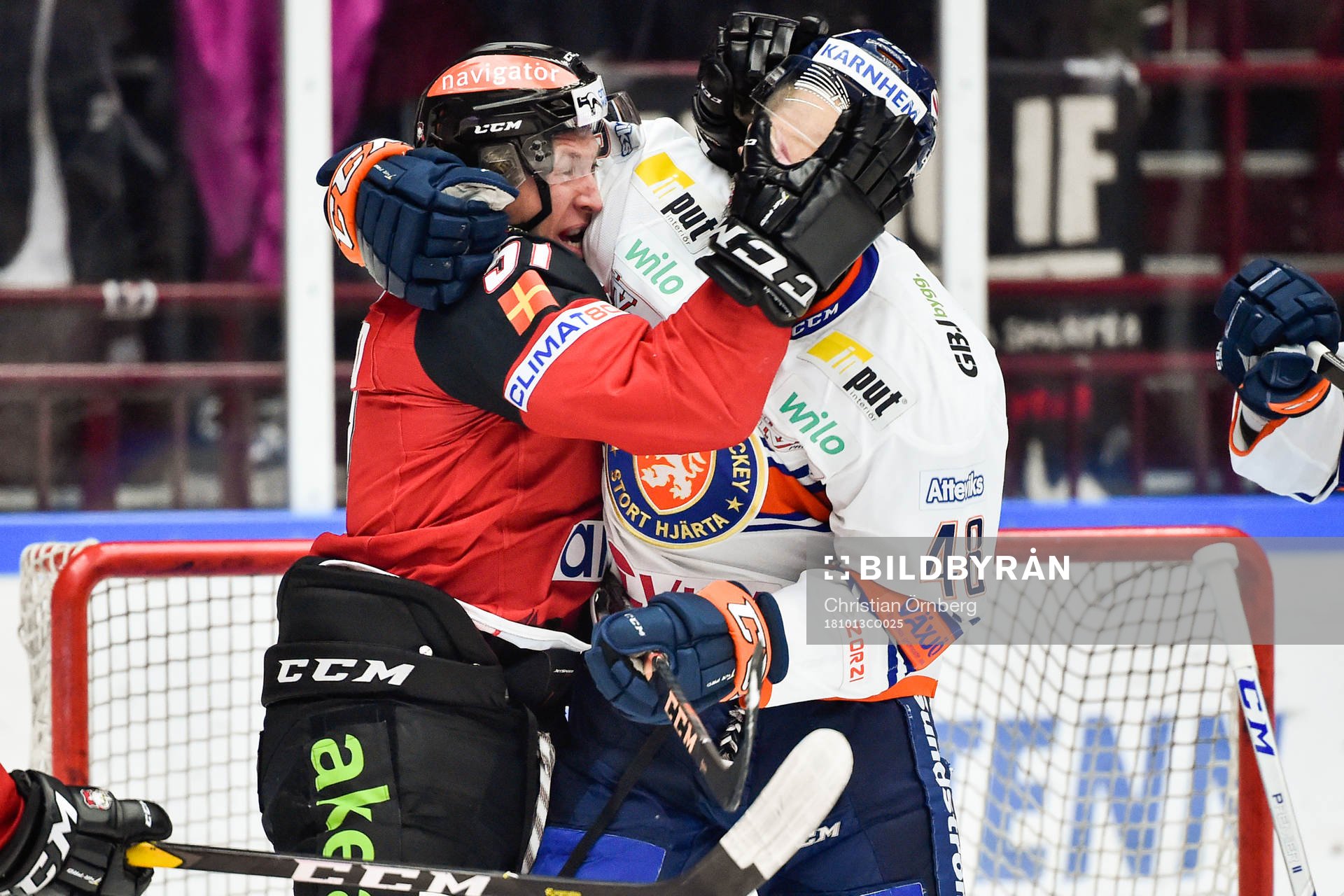 Malmö Redhawks Emil Sylvegård  och Växjös Daniel Rahimi