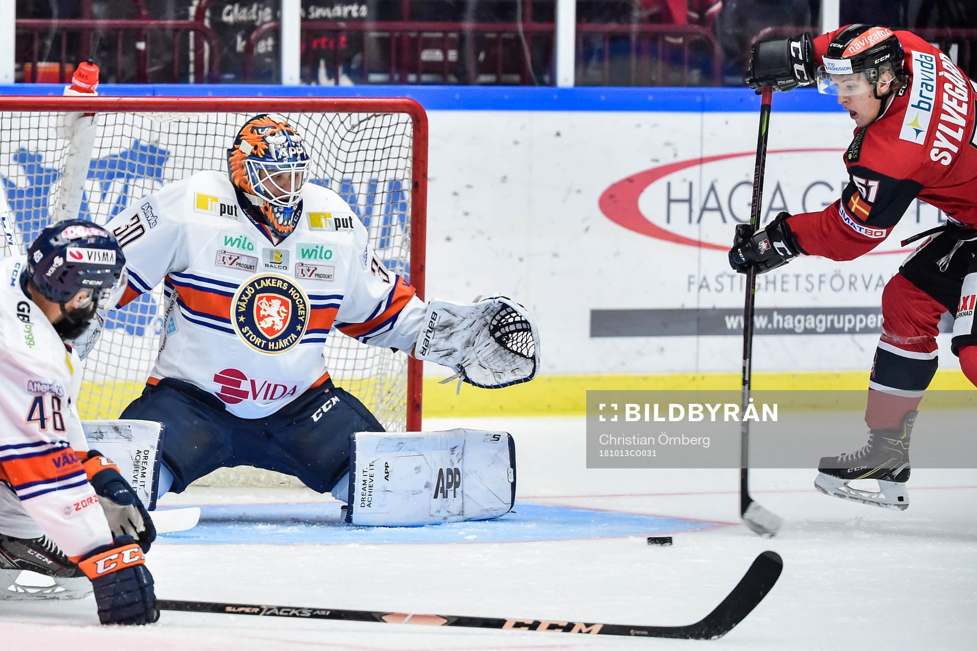 Malmö Redhawks Emil Sylvegård  och Växjös Daniel Rahimi