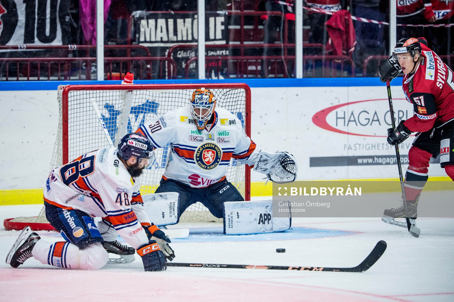 Malmö Redhawks Emil Sylvegård mot Växjös Daniel Rahimi