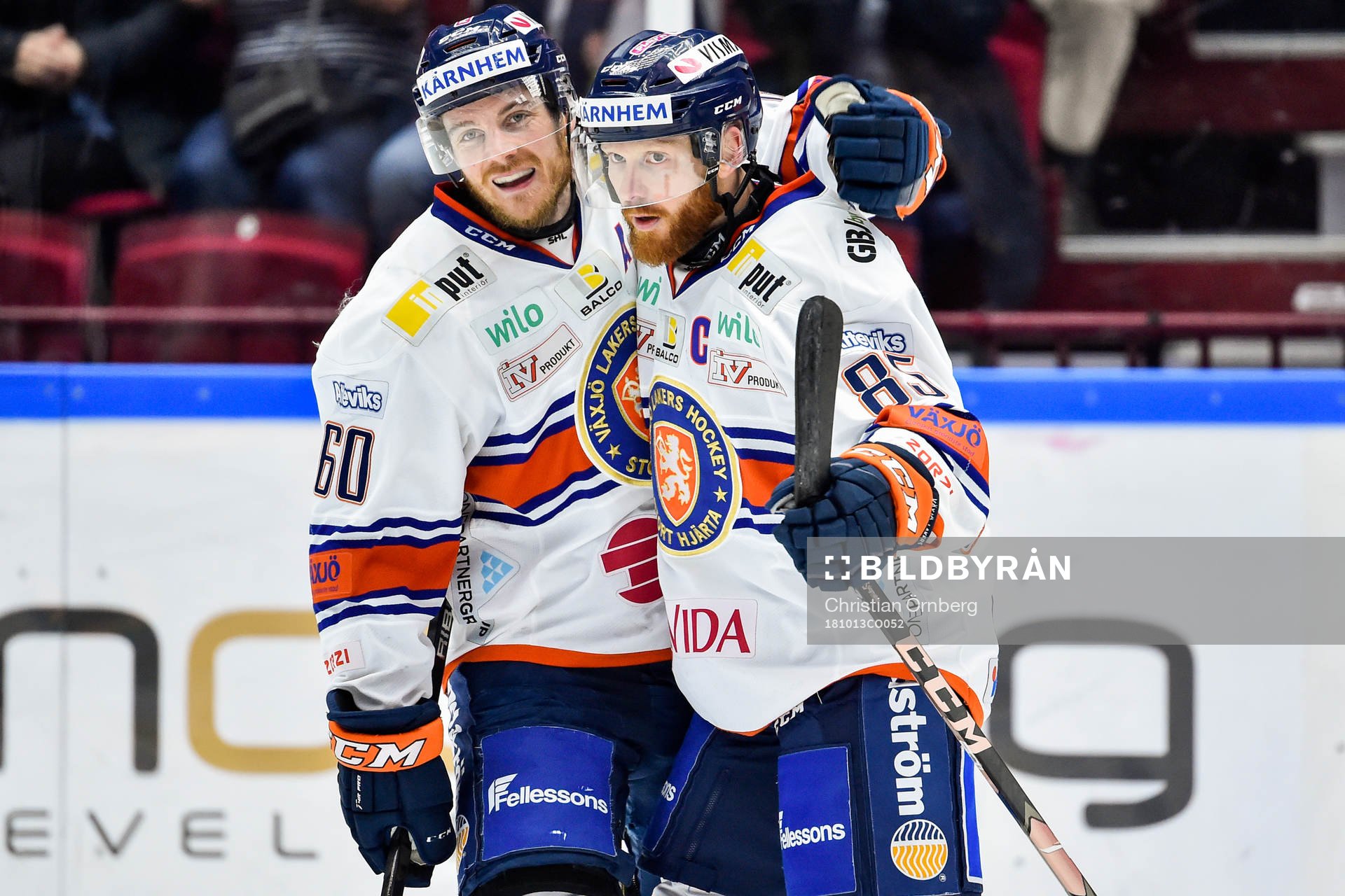 Växjös Erik Josefsson och Liam Reddox jublar