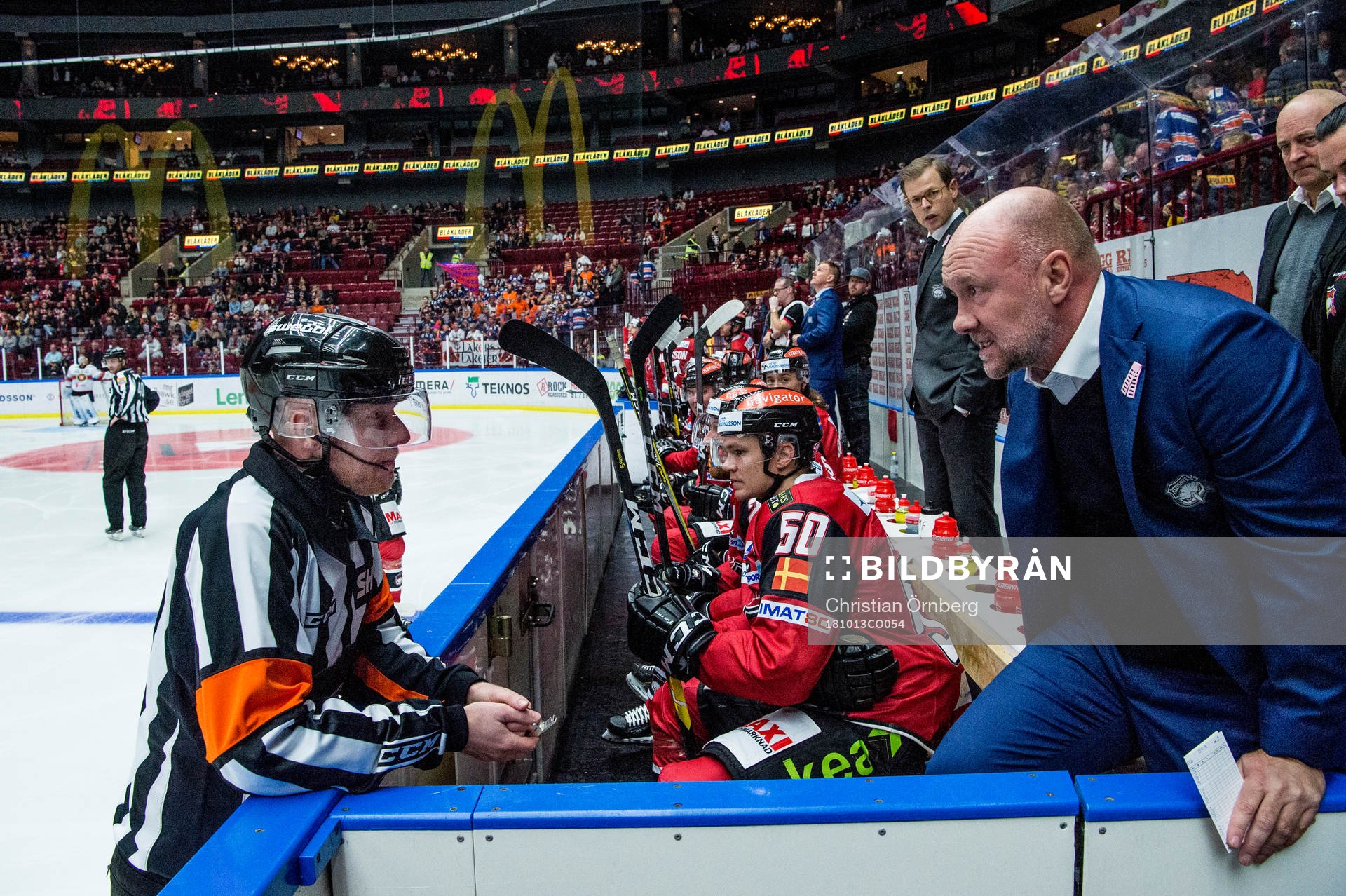 Domaren Mikael Holm och Malmö Redhawks tränare Peter