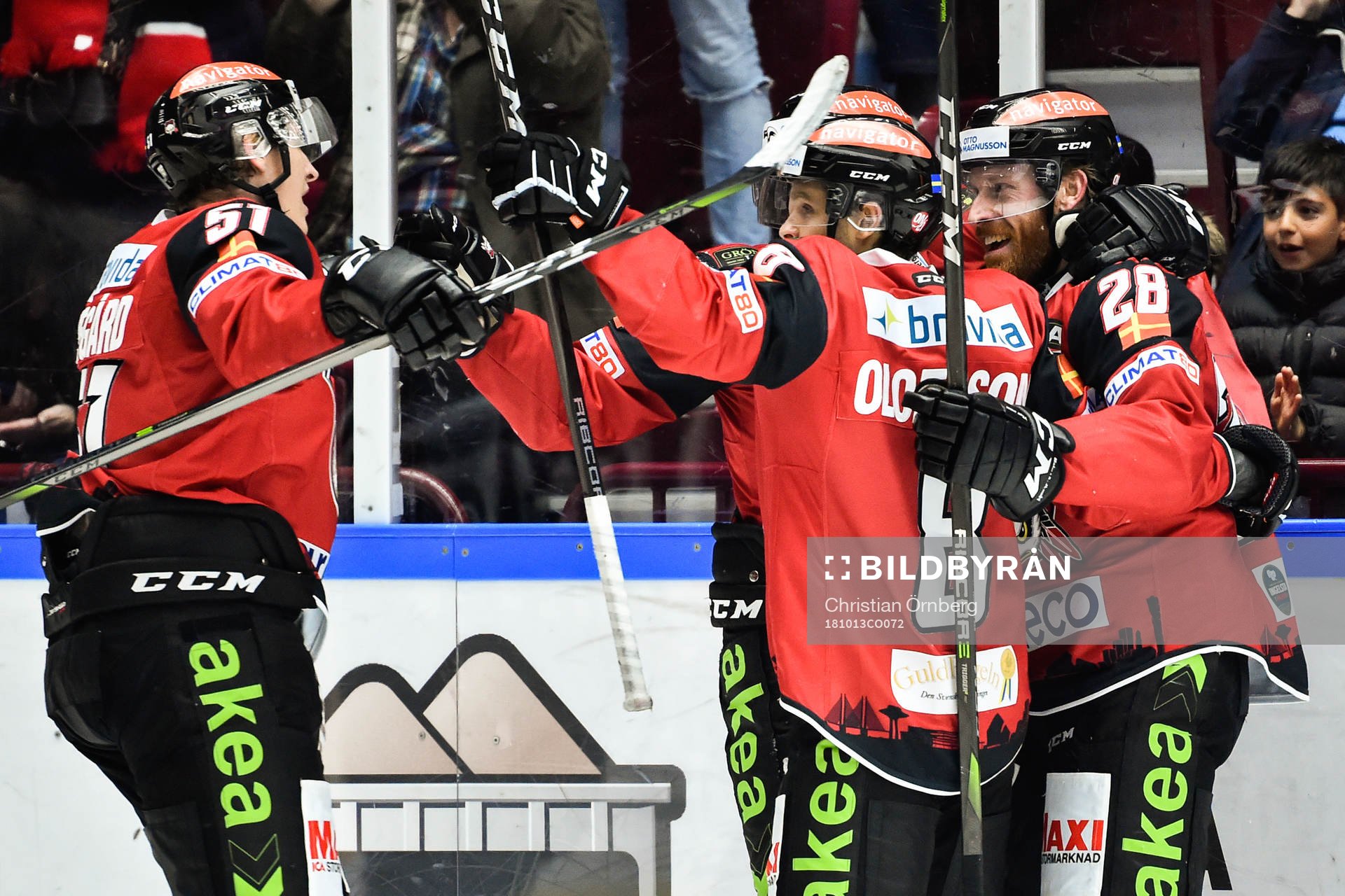 Malmö Redhawks Jens Olsson blir omkramad av lagkamrater