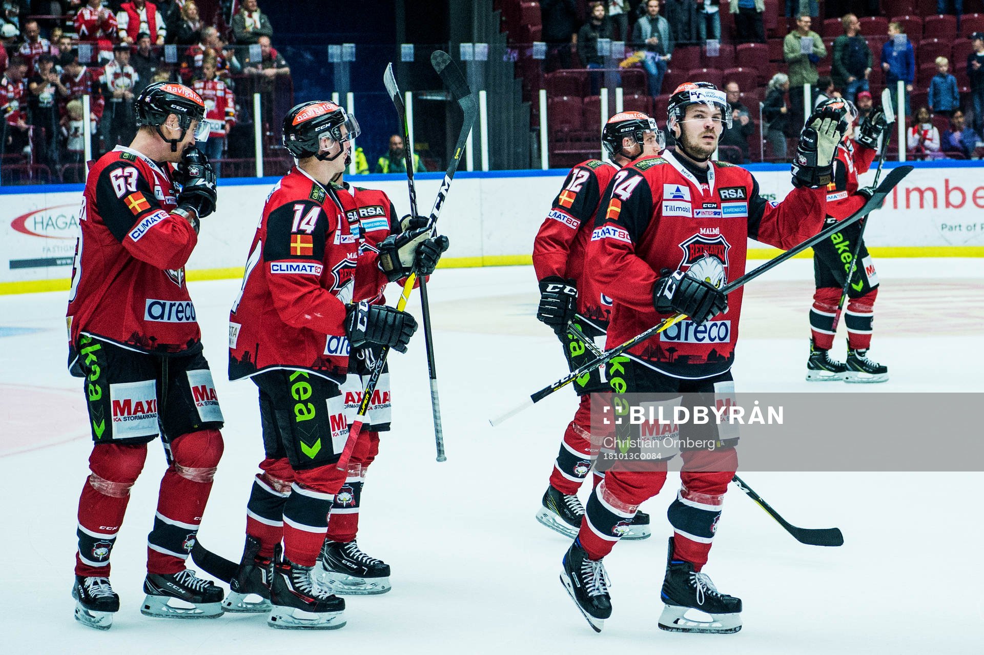 Malmö Redhawks Emil Molin jublar med lagkamraterna