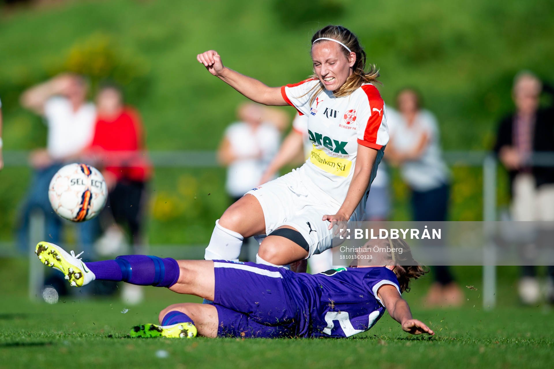 Borgebys Louise Overgaard Persson mot Jitexs Sarah Mellouk under kvalmatchen till Elitettan mellan Borgeby och Jitex den 13 november 2018 i Borgeby.