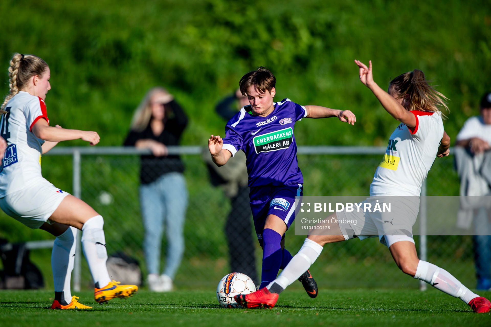 Jitexs Ema Paljevic mot Borgebys Emilia Jönsson och Eleonor Hättmark under kvalmatchen till Elitettan mellan Borgeby och Jitex den 13 november 2018 i Borgeby.