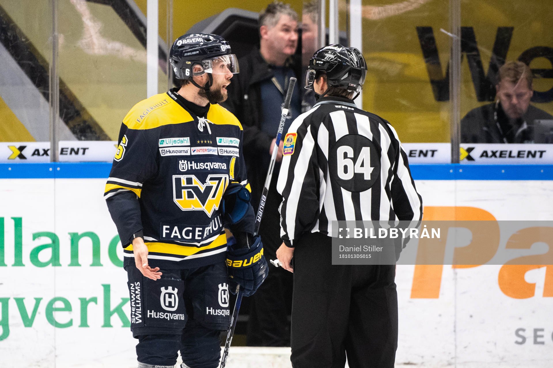 s Christoffer Persson diskuterar med domaren