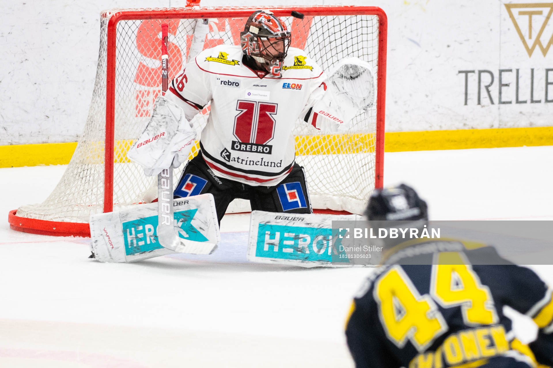 s Mikko Lehtonen testar skott på Örebros målvakt Stefan