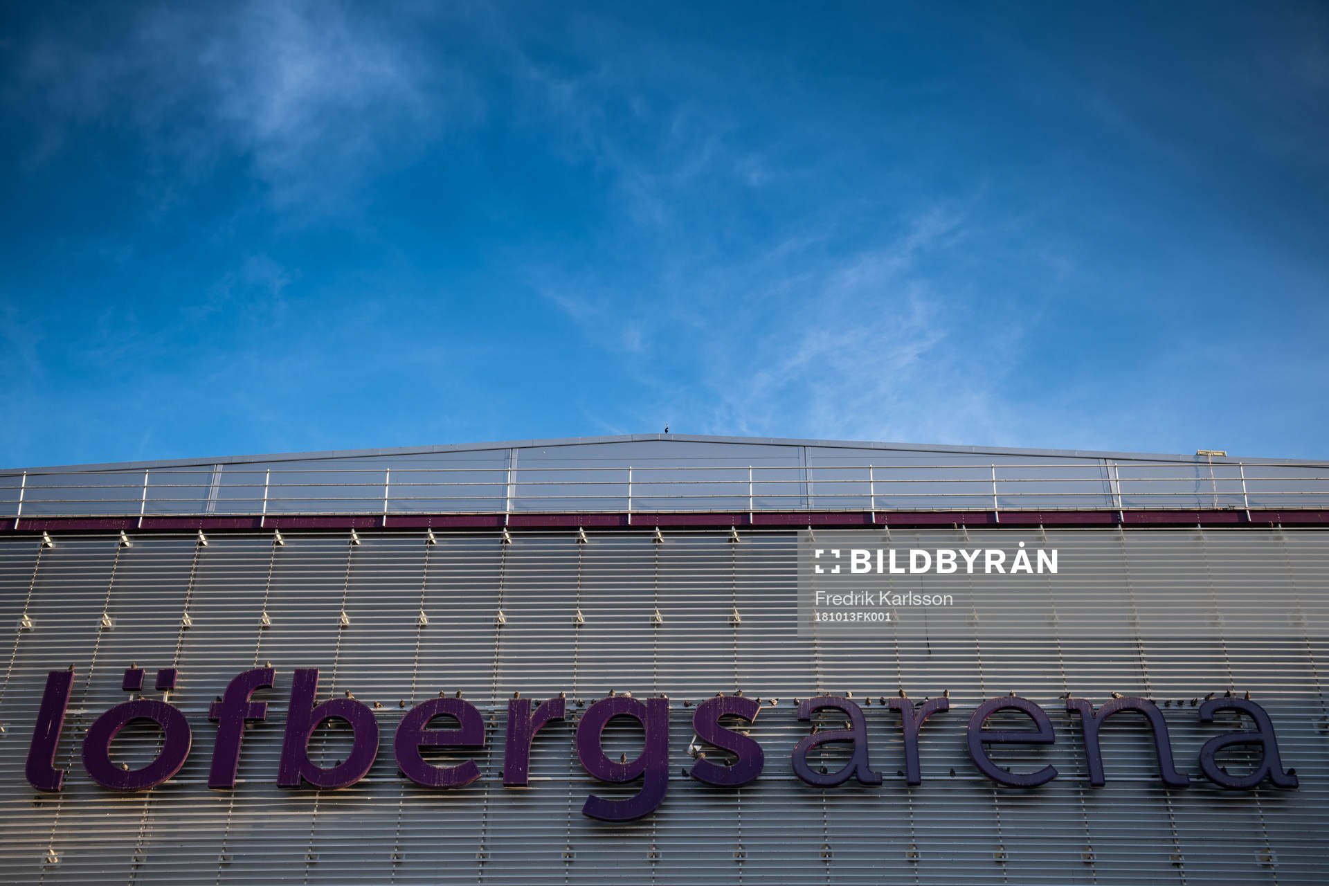 Exteriör bild över Löfbergs Arena innan ishockeymatchen