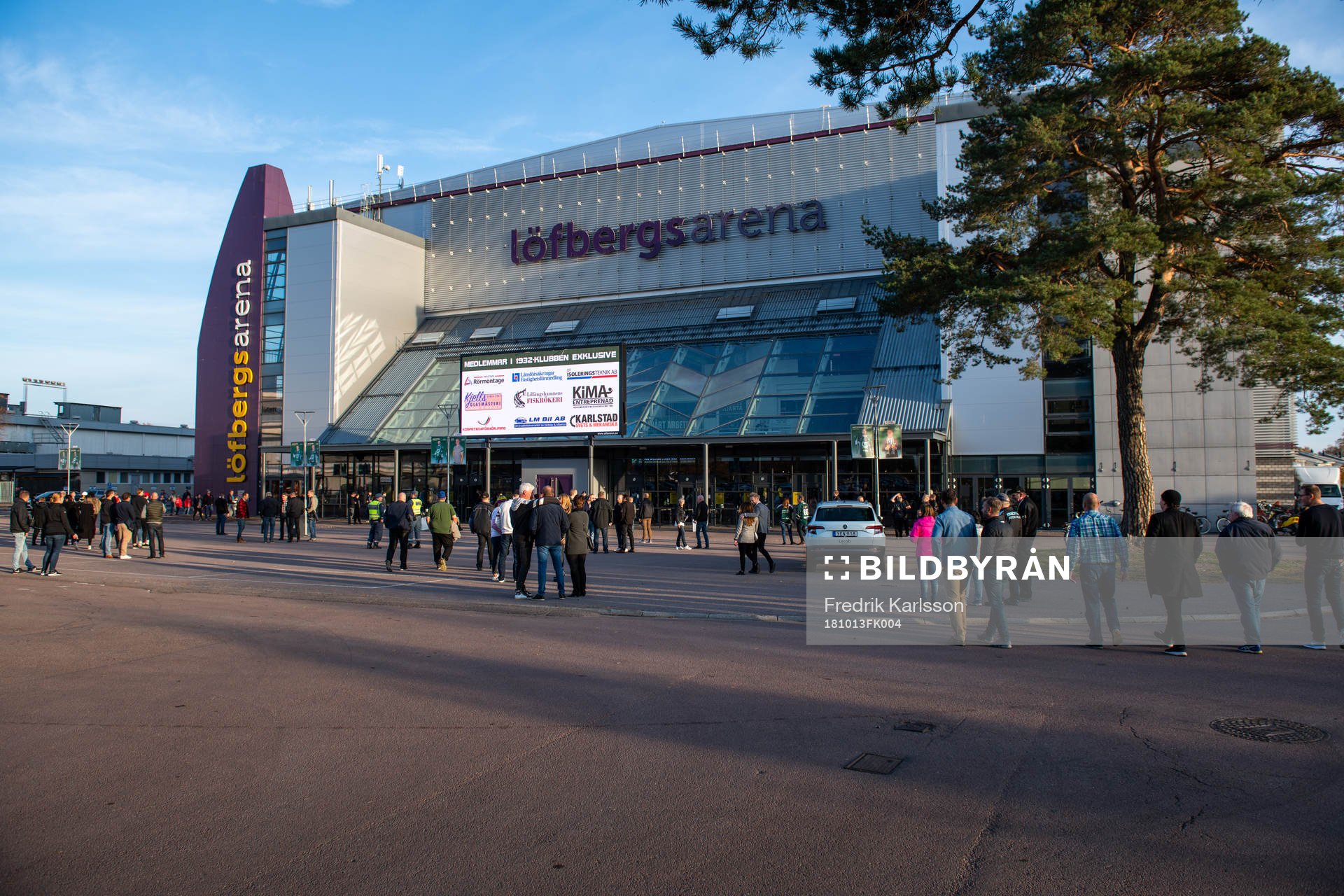 Exteriör bild över Löfbergs Arena innan ishockeymatchen