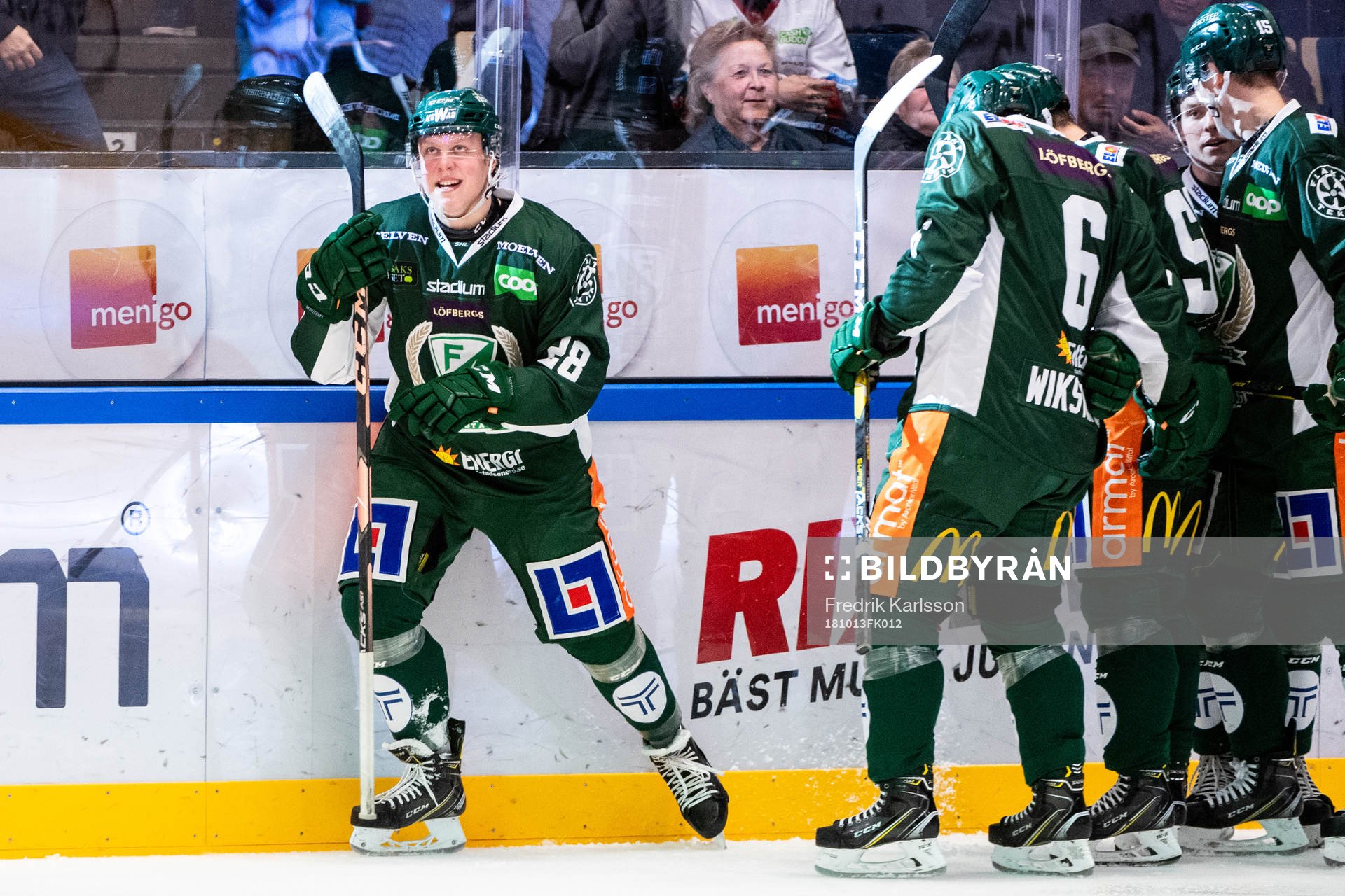Färjestads Fabian Zetterlund jublar