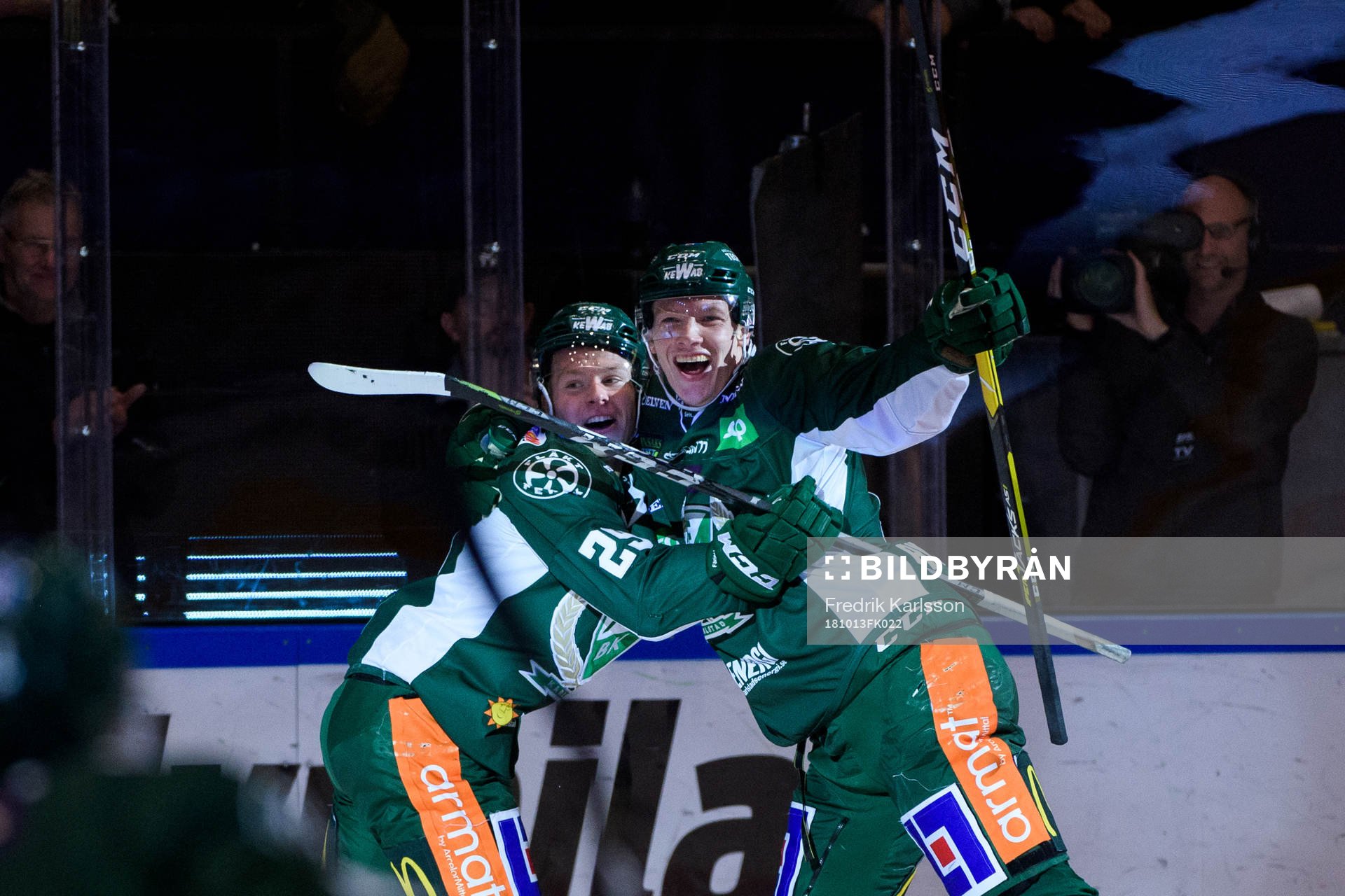 Färjestads Oskar Steen och Gustav Rydahl jublar