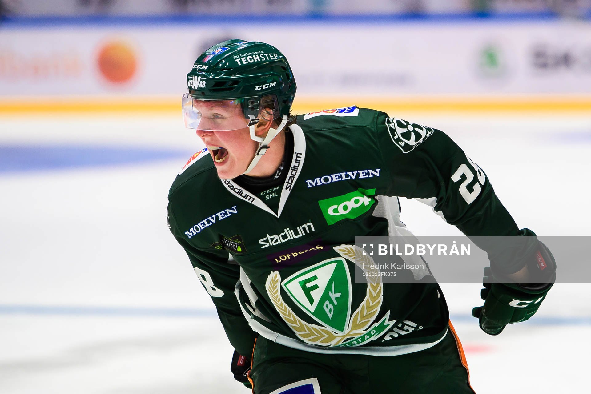 Färjestads Fabian Zetterlund reagerar på ett domslut