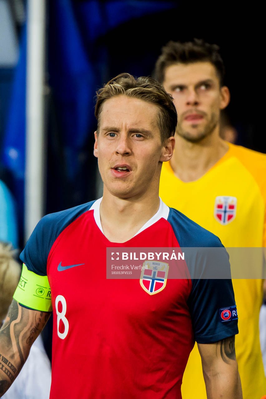 Stefan Johansen and goalkeeper Rune Almenning Jarstein of