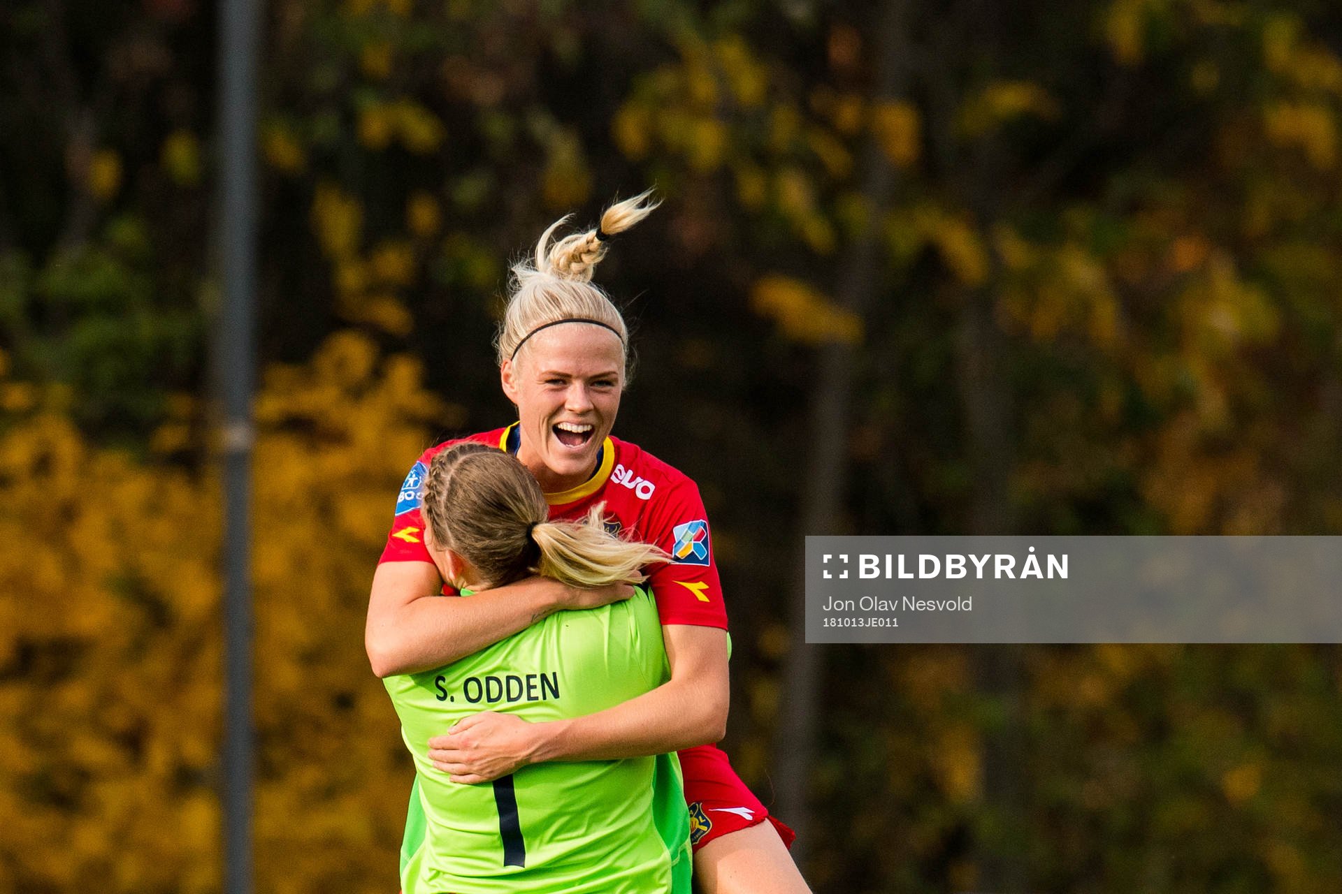 Goalkeeper Kirvil Schau Odden and Kamilla Aabel of Røa