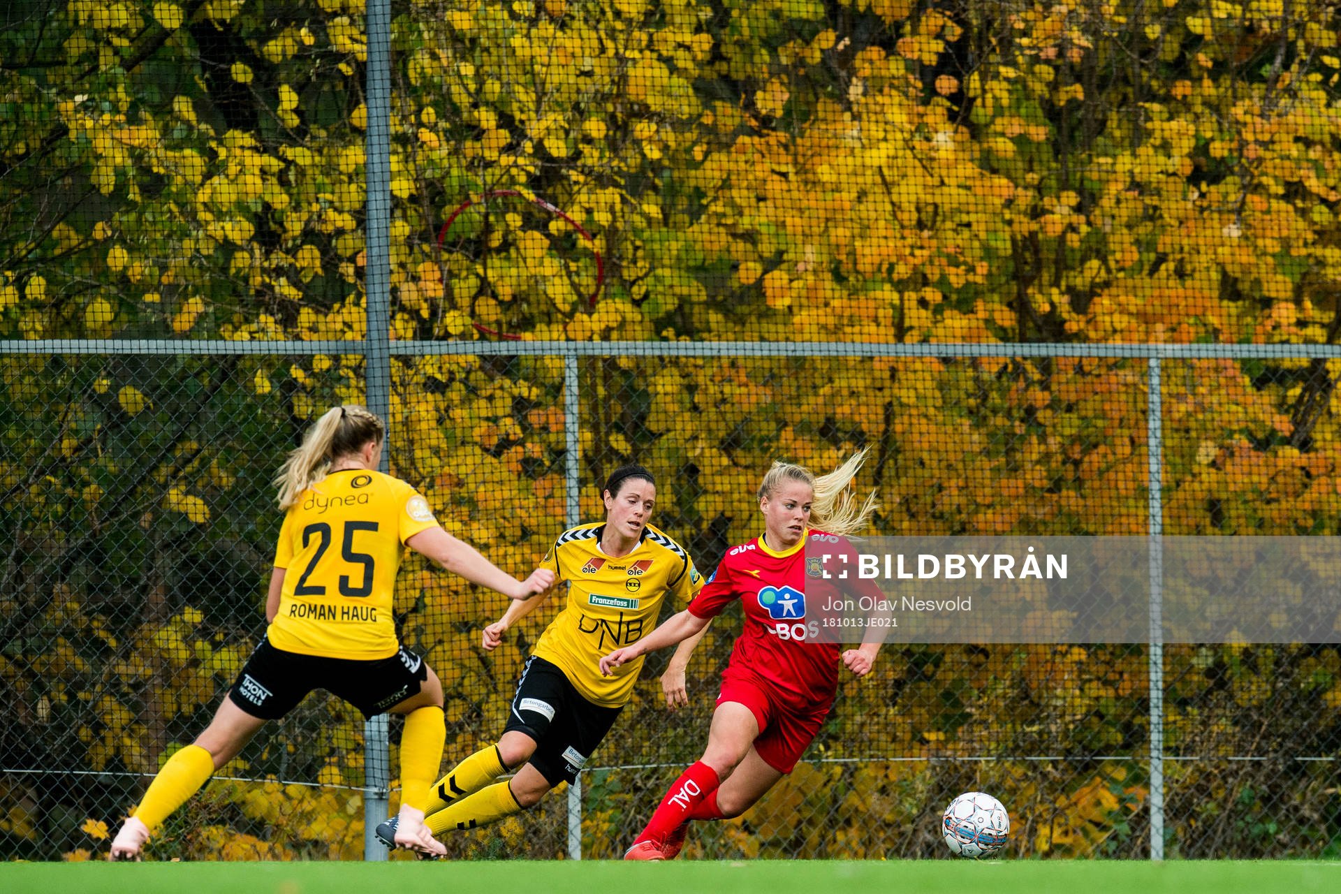 Isabell Bachor of LSK Kvinner and Therese Sessy Åsland of