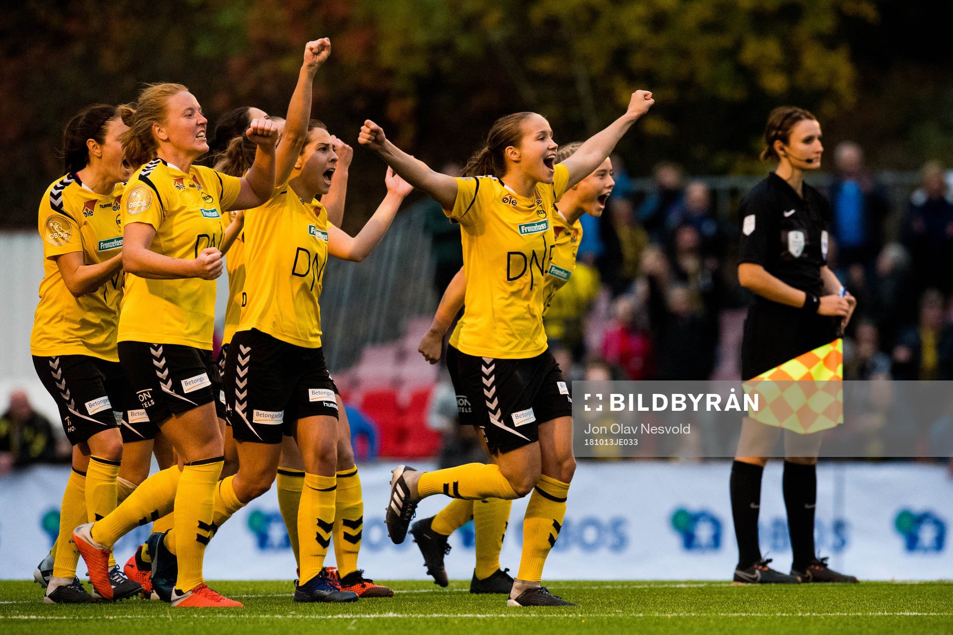 Guro Reiten of LSK Kvinner celebrates with her teammates in the penalty shoot-out during the cup match between Røa and LSK Kvinner on October 13, 2018 in Oslo.