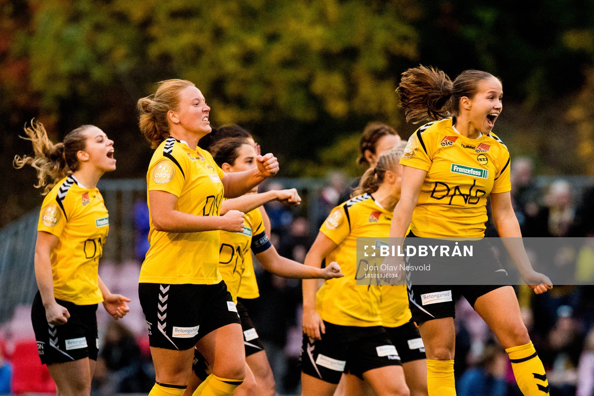 Guro Reiten of LSK Kvinner celebrates with her teammates in the penalty shoot-out during the cup match between Røa and LSK Kvinner on October 13, 2018 in Oslo.