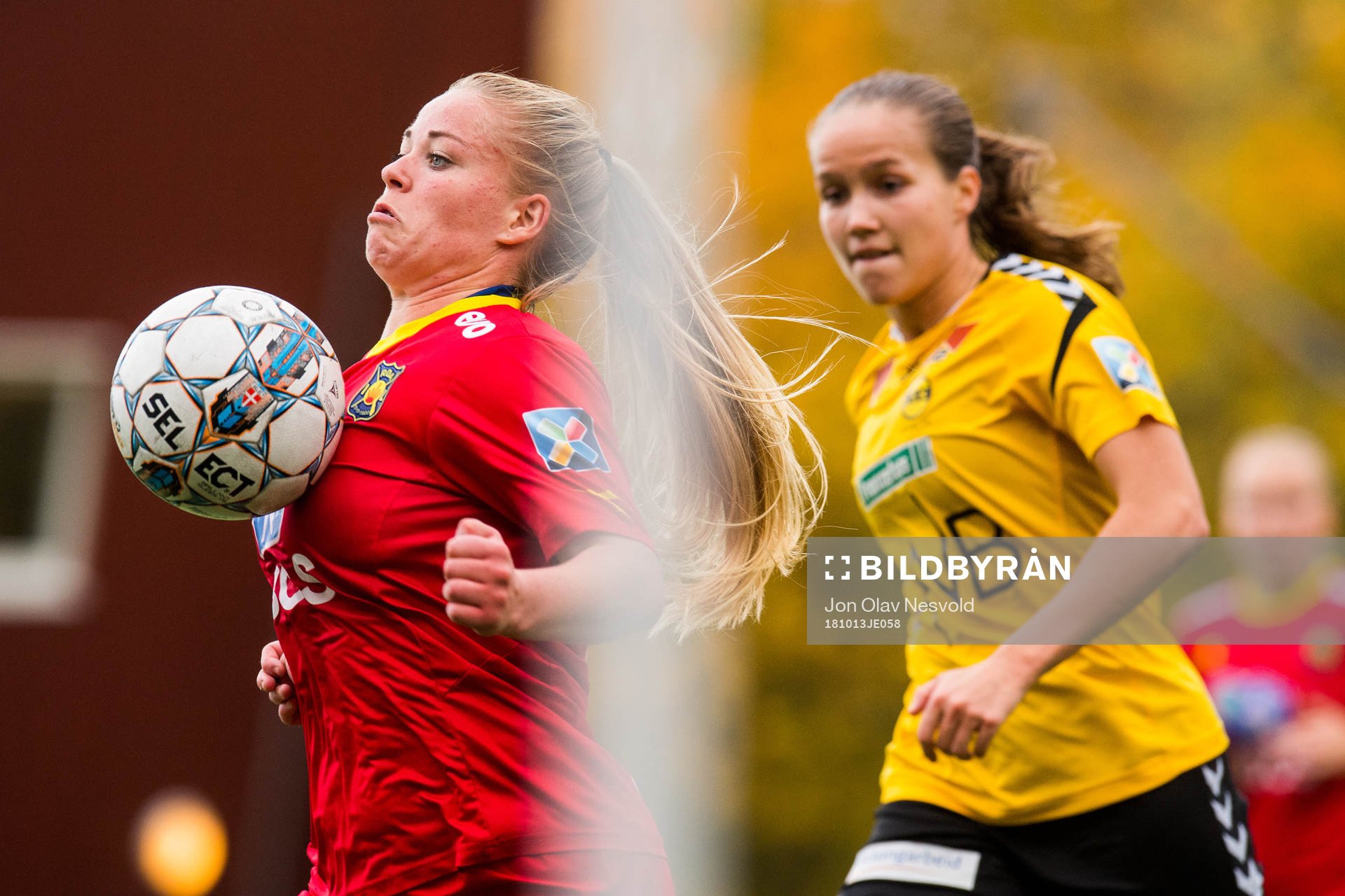 Therese Sessy Åsland of Røa and Guro Reiten of LSK Kvinner