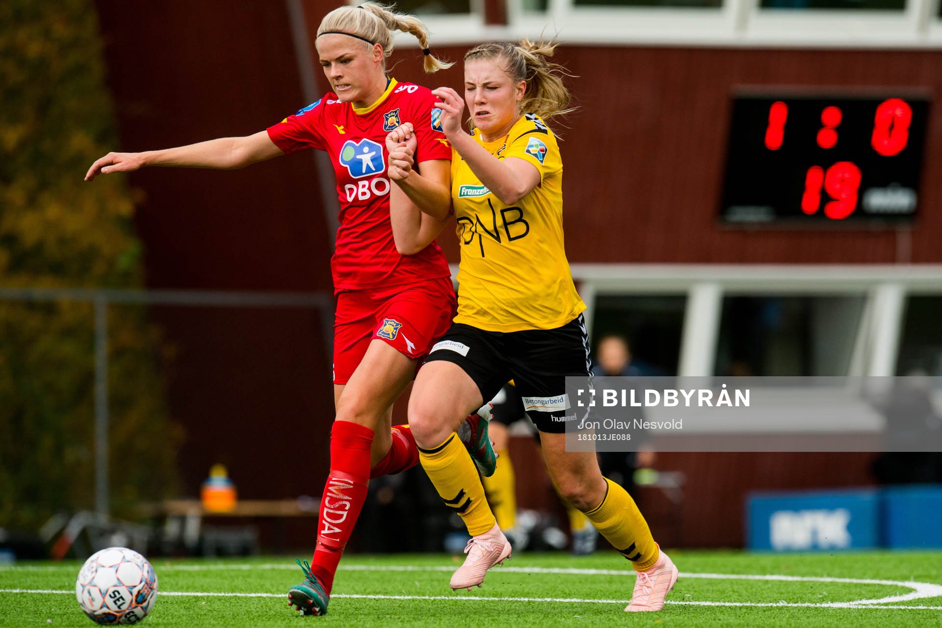 Kamilla Aabel of Røa and Sophie Roman Haug of LSK Kvinner