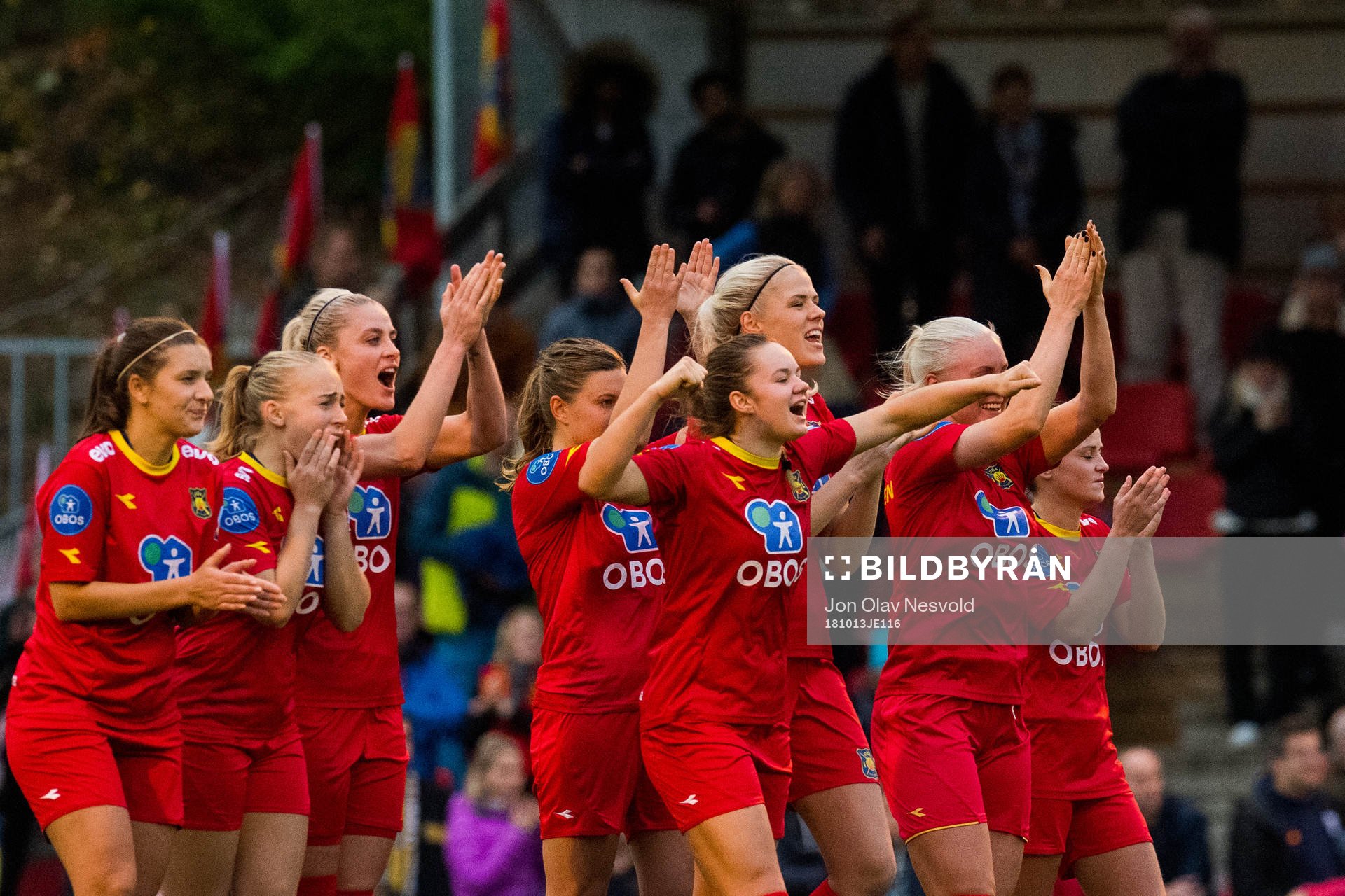 The players of Røa celebrate