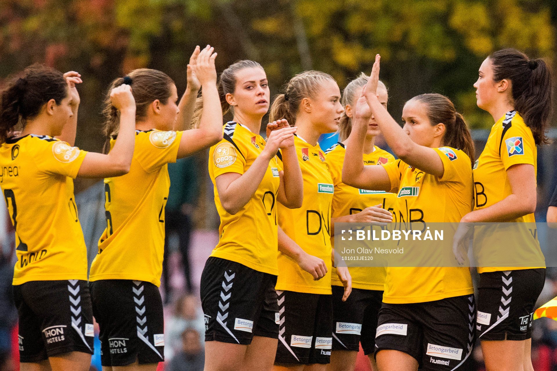 Guro Reiten and the players of LSK Kvinner
