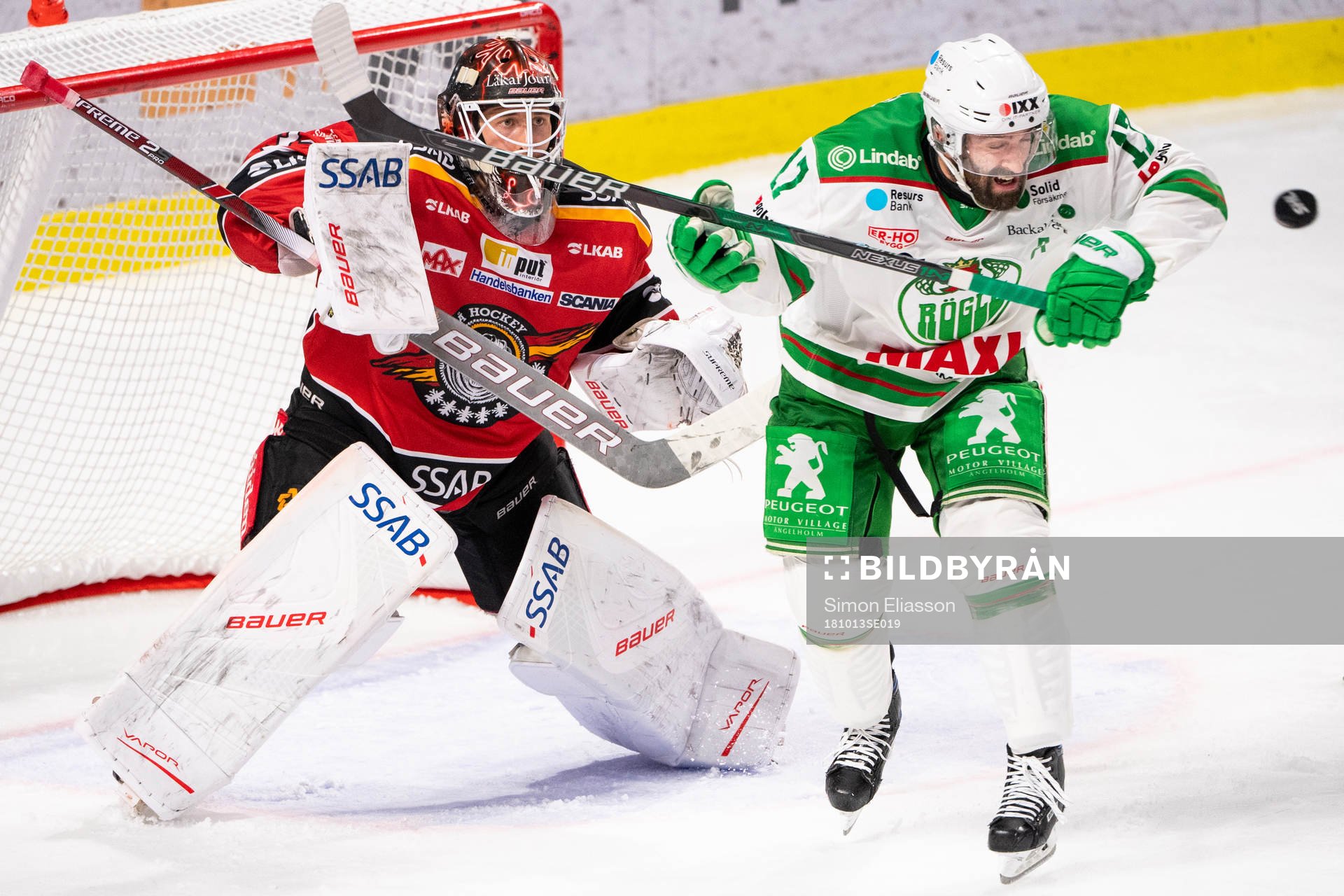 Rögles Taylor Matson och Luleås målvakt Joel Lassinantti
