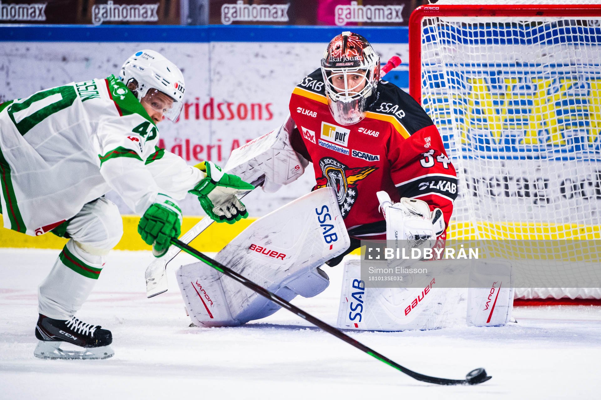 Rögles Christopher Bengtsson och Luleås målvakt Joel