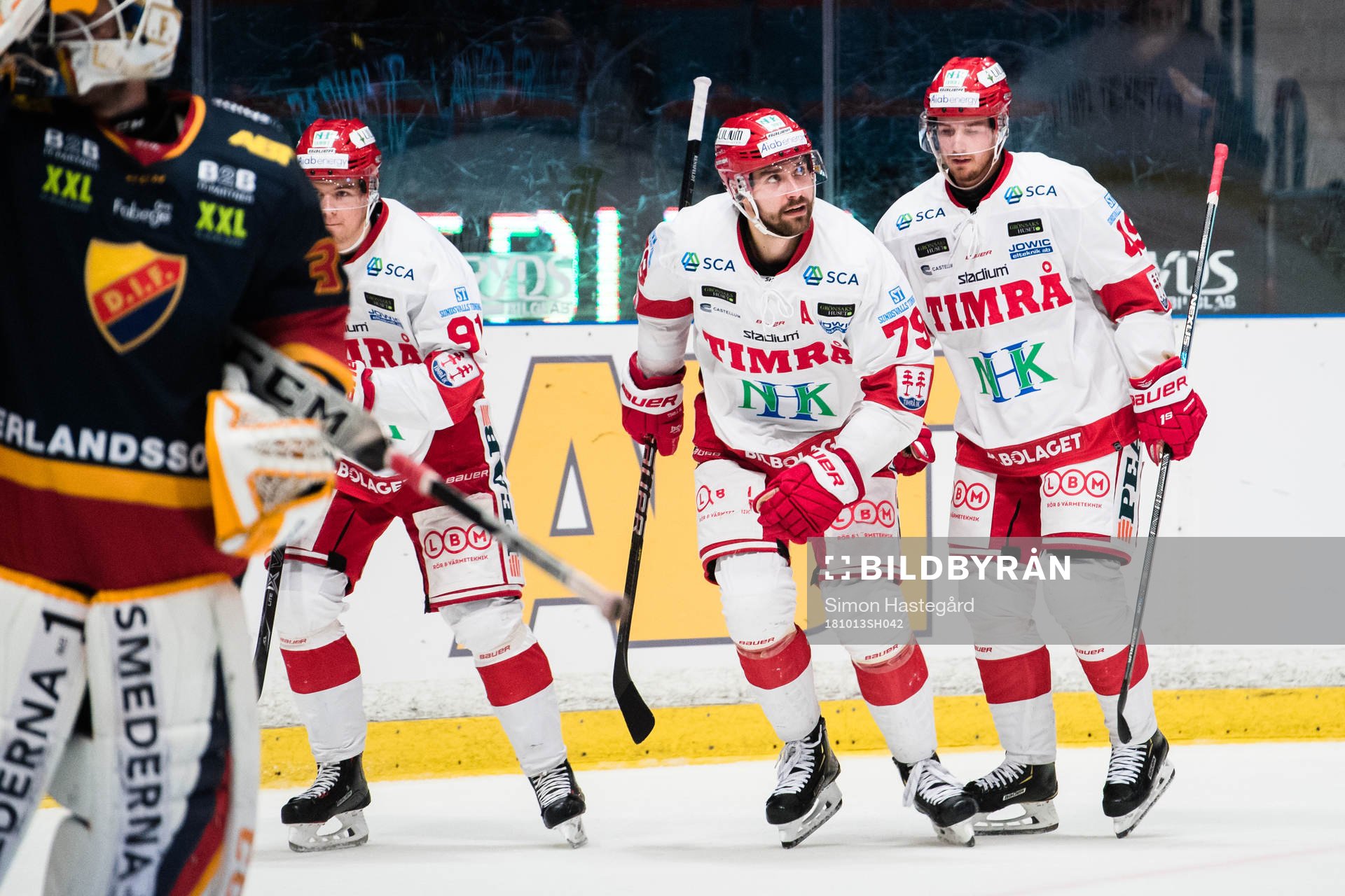 Timrås Filip Hållander och Sebastian Collberg jublar med