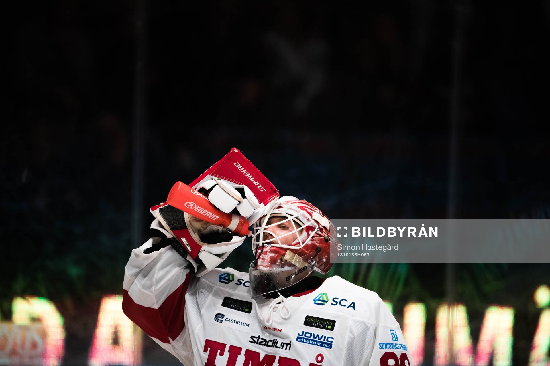 Timrås målvakt Niklas Svedberg dricker vatten