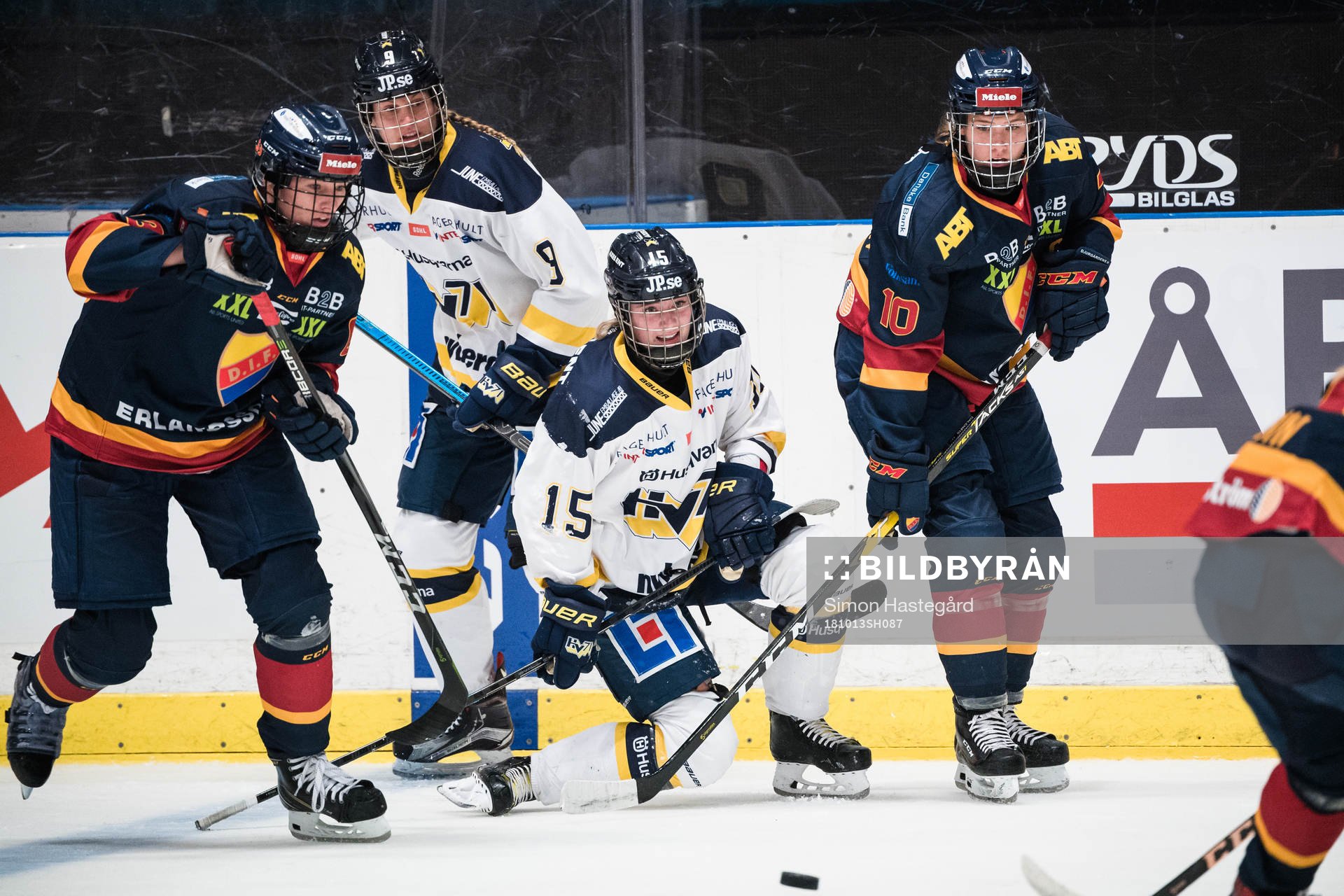 s Michelle Claesson och Linnea Andersson i en kamp mot