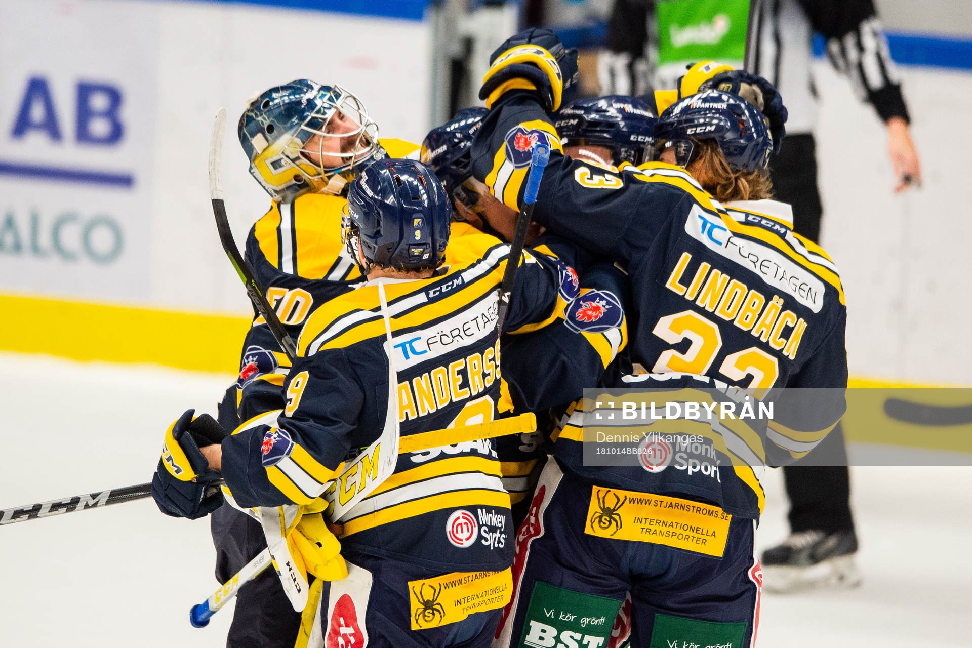 Södertäljes Thom Flodqvist jublar med lagkamrater