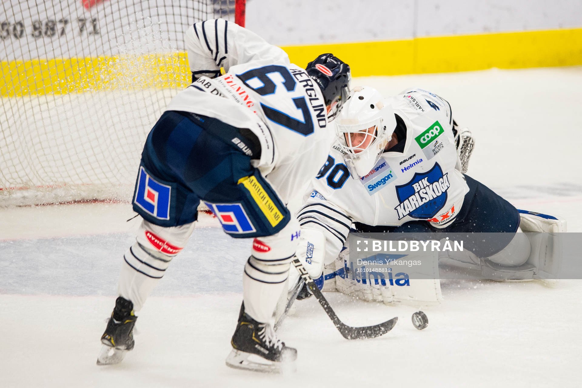 Karlskogas Victor Berglind och målvakt Olle Eriksson Ek