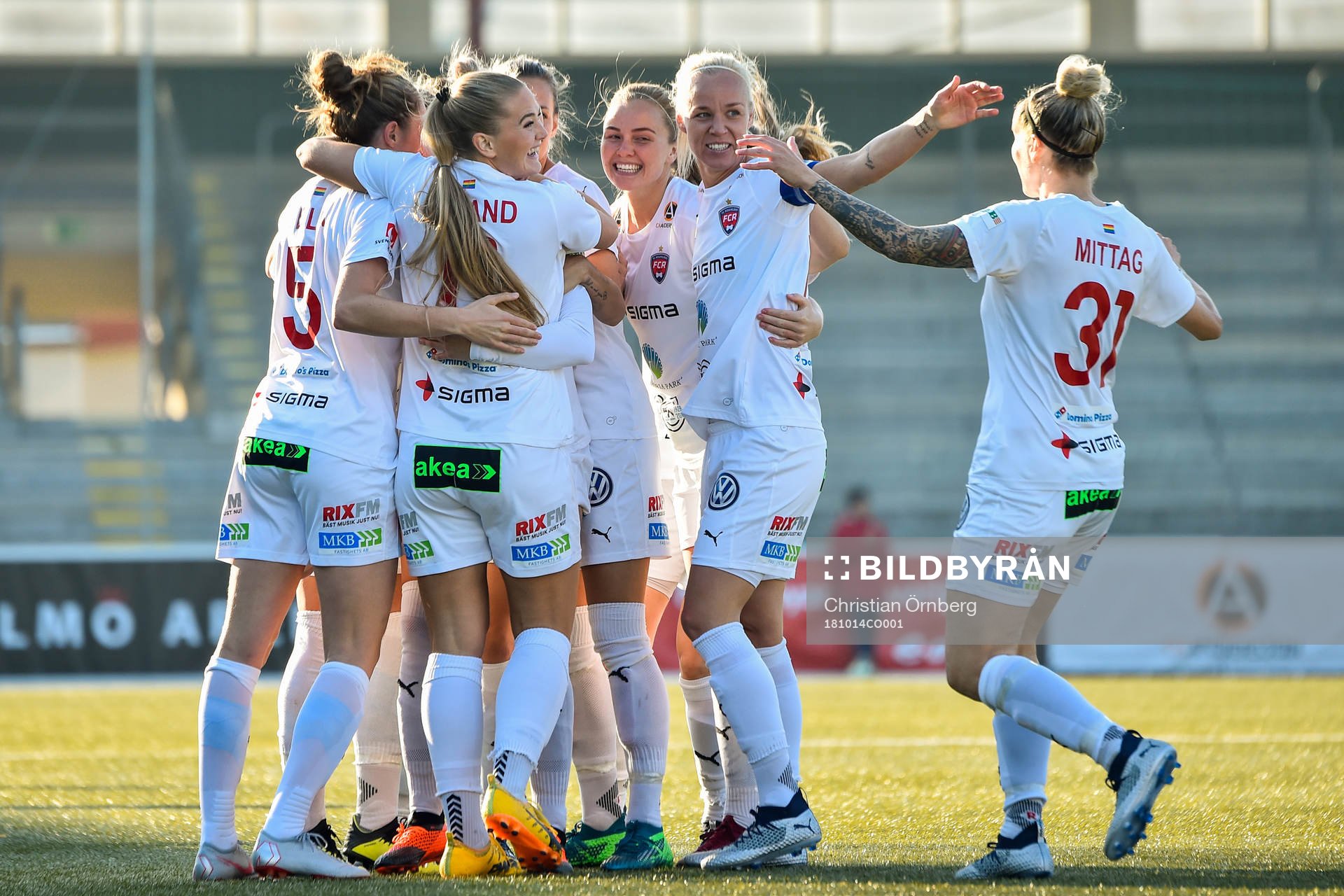 Rosengårds Sanne Troelsgaard Nielsen blir omkramad av
