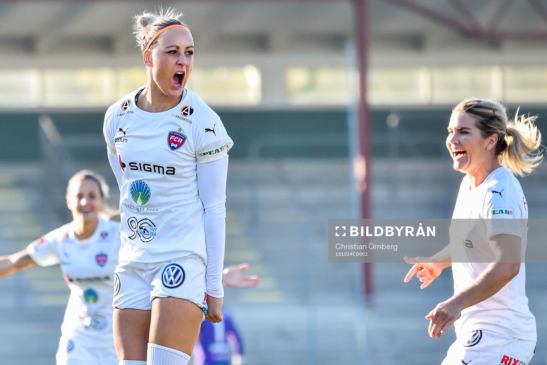 Rosengårds Sanne Troelsgaard Nielsen och Hanna Folkesson jublar efter 1-0 under fotbollsmatchen i Damallsvenskan mellan Rosengård och Hammarby den 14 oktober 2018 i Malmö.