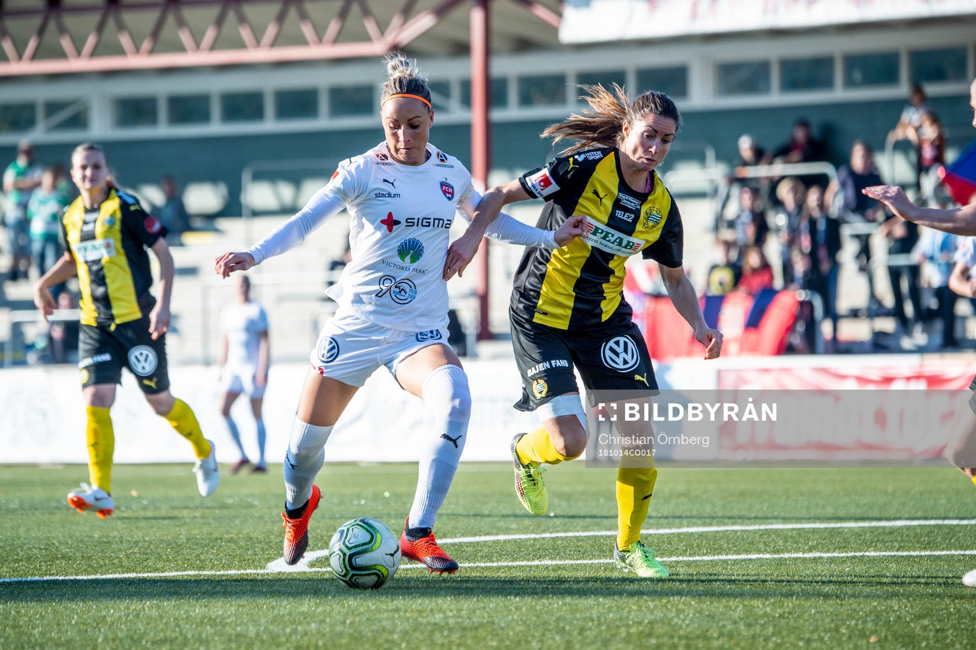 Hammarbys Madeleine Tegström försöker hindra Rosengårds