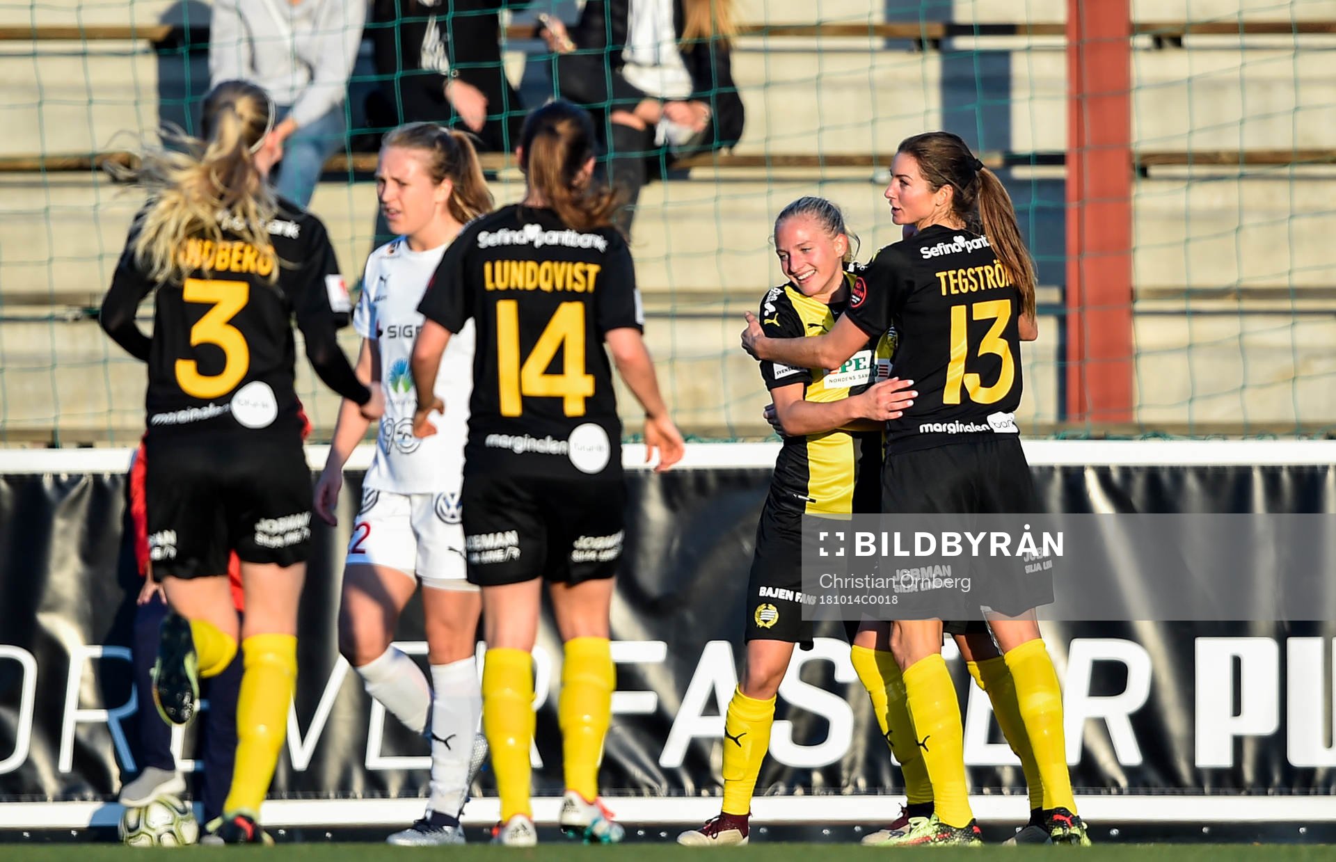 Hammarbys Astrid Larsson blir omkramad