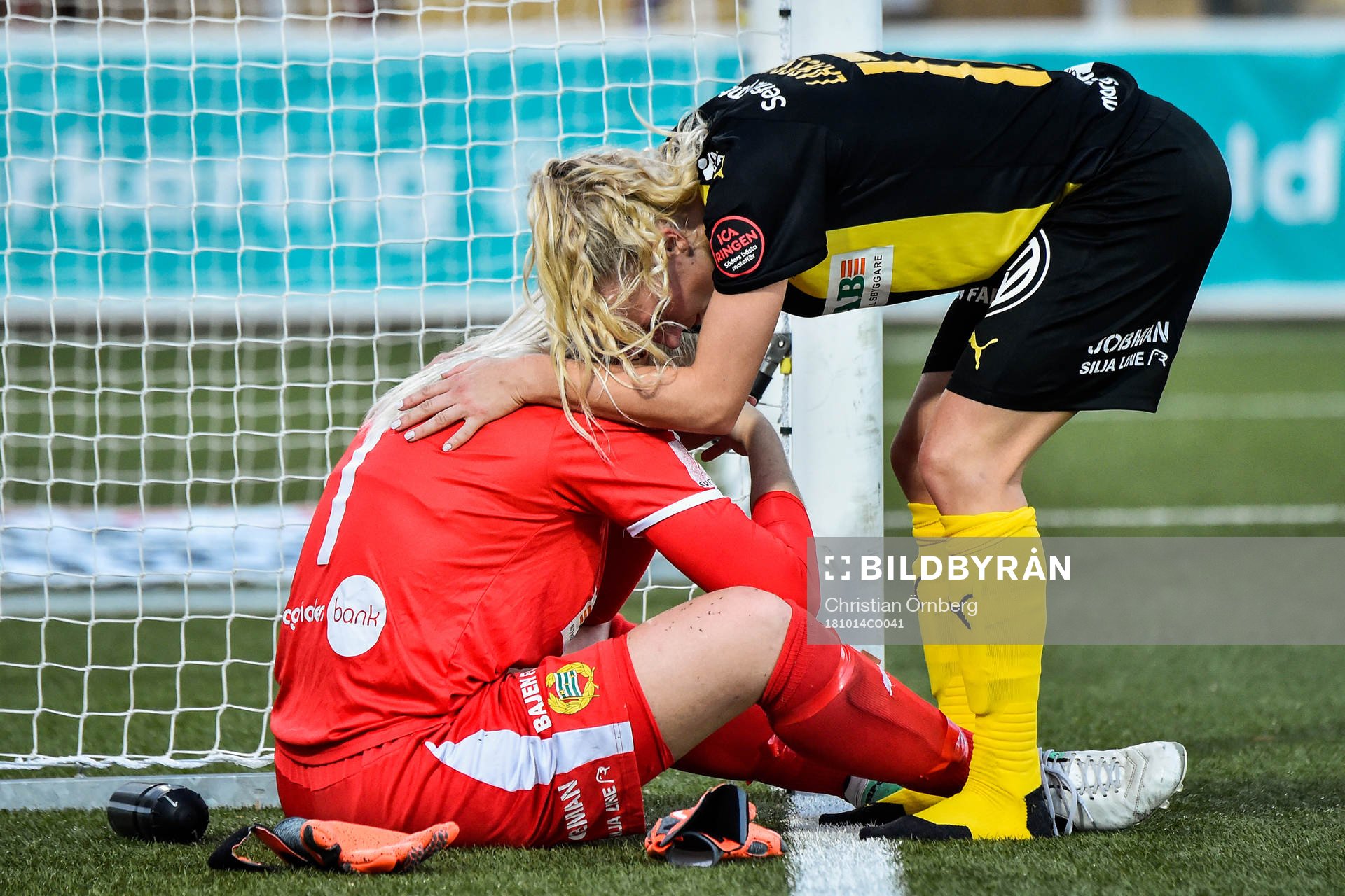 Hammarbys Astrid Larsson tröstar målvakt Emma Holmgren