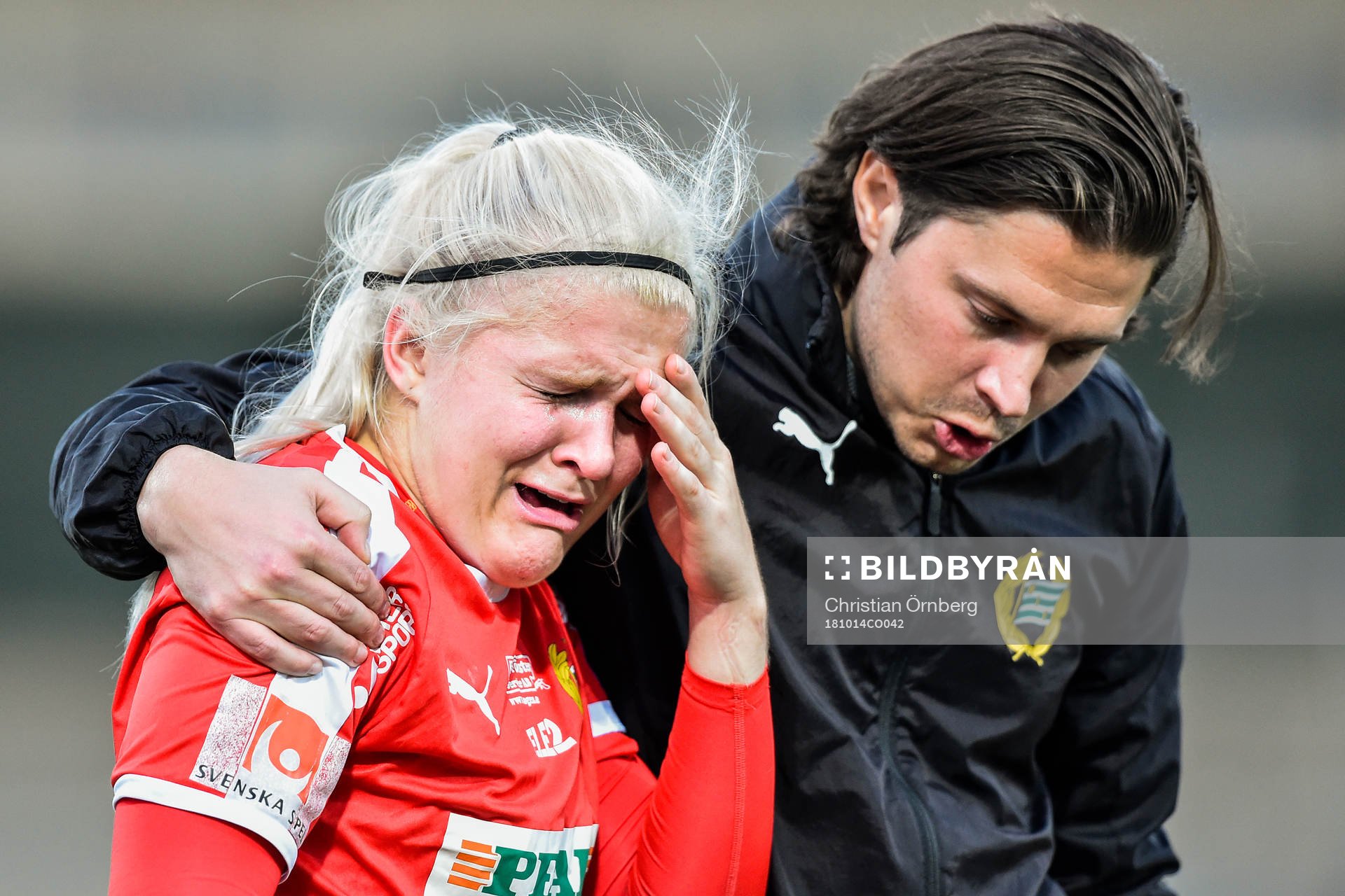 Hammarbys tränare Isak Dahlin tröstar målvakt Emma