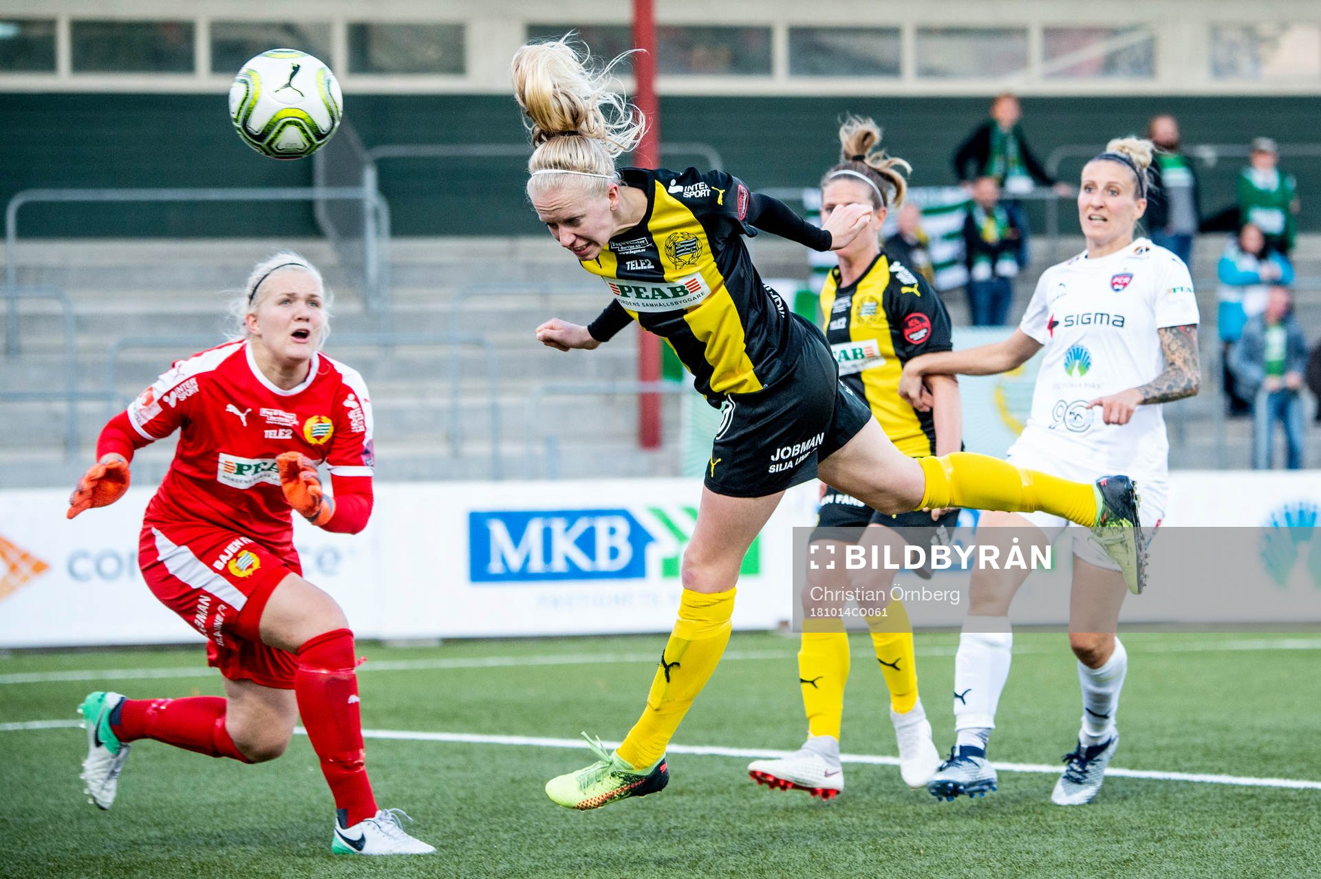 Hammarbys Alexandra Lindberg nickar undan bollen framför