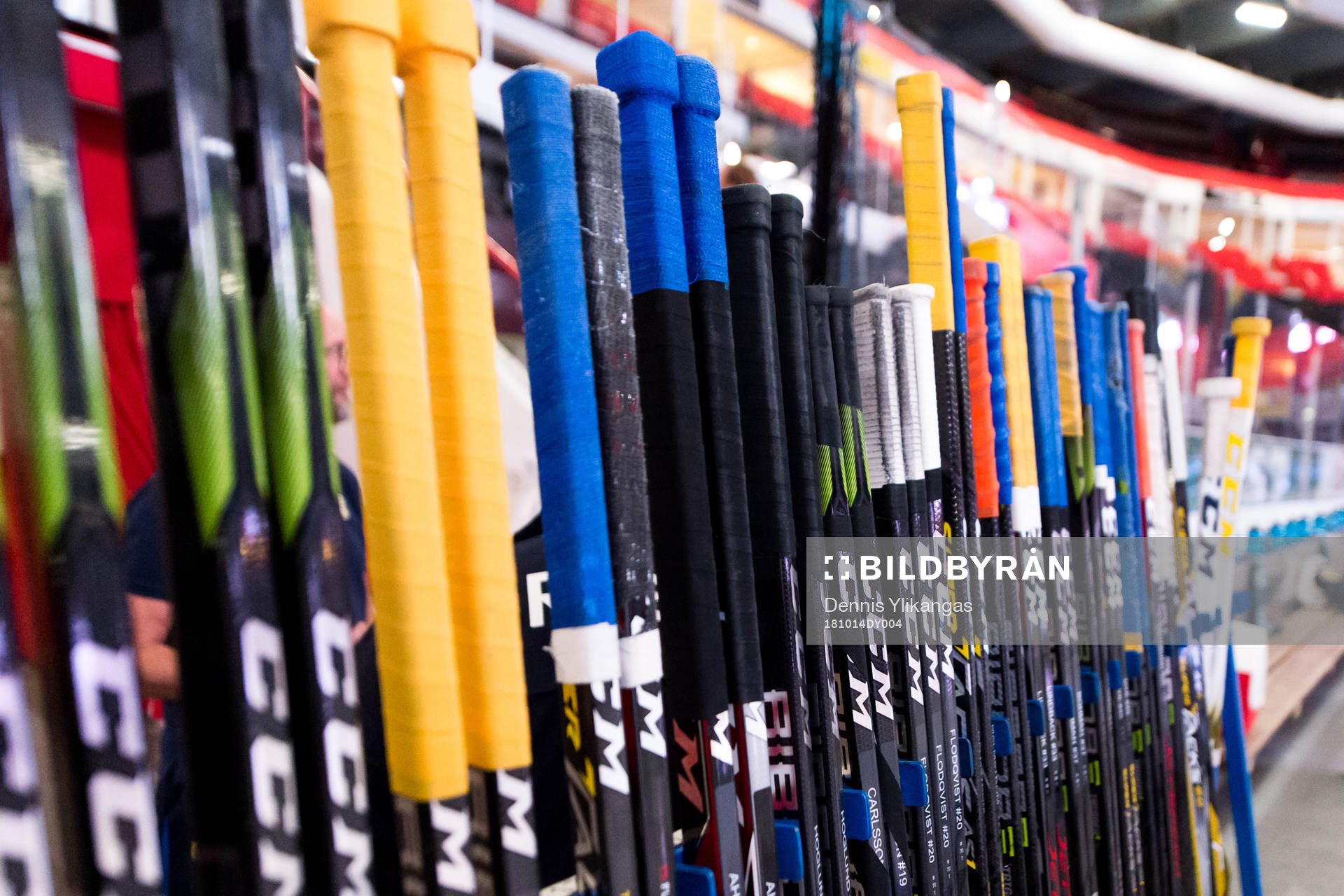 Klubbor innan ishockeymatchen i Hockeyallsvenskan mellan