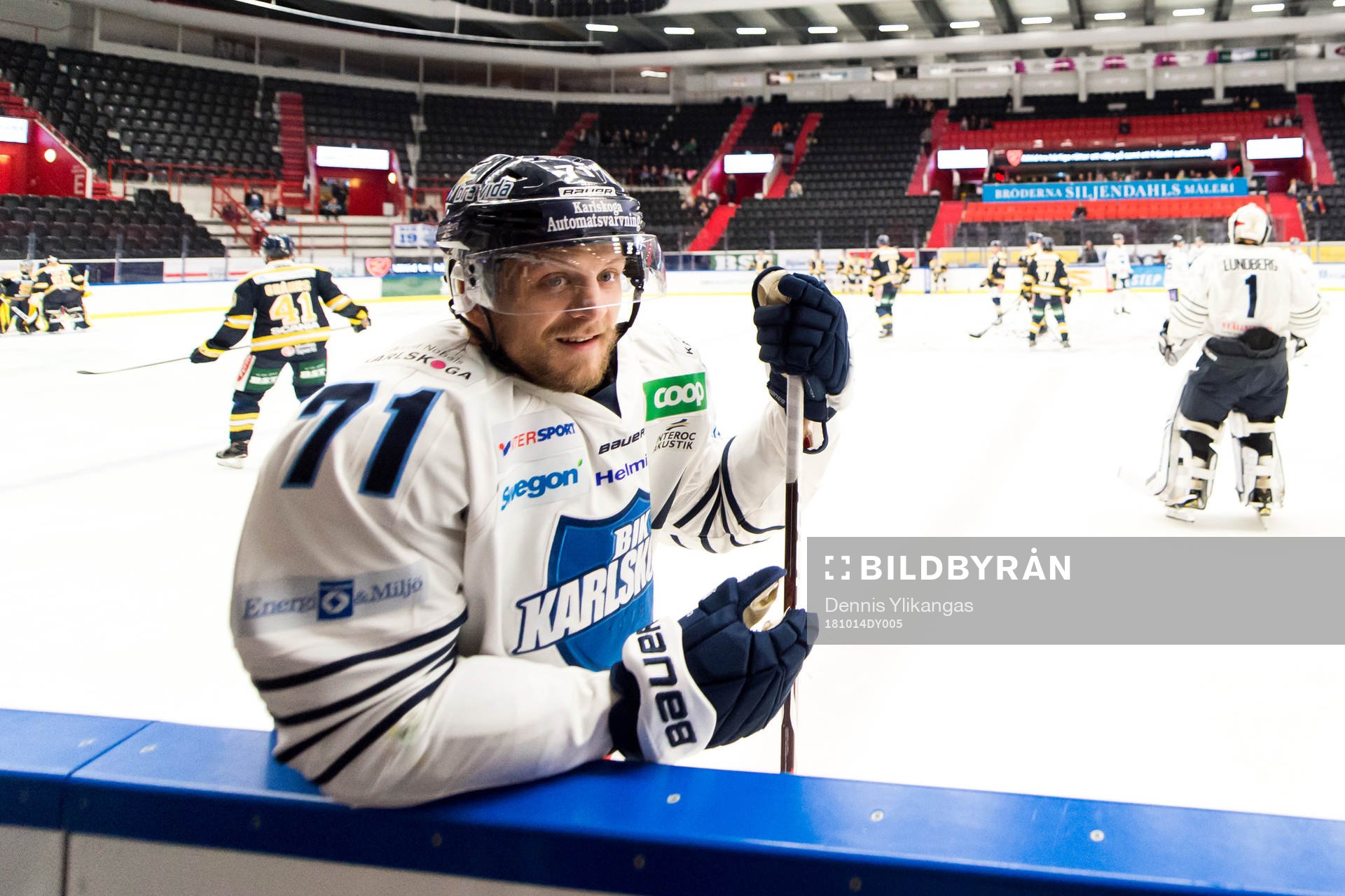Karlskogas Carl Berglund innan ishockeymatchen i