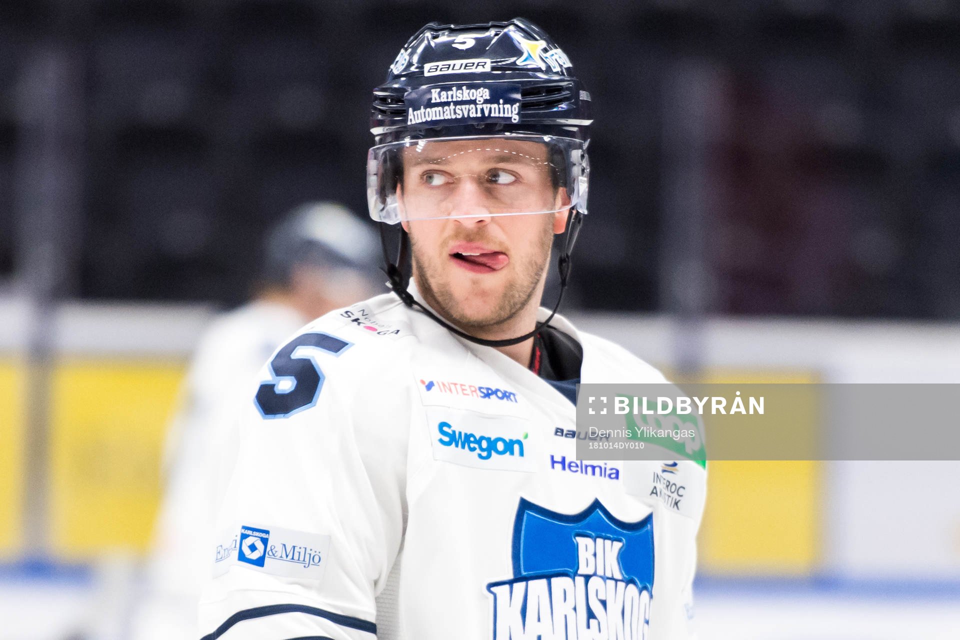 Karlskogas Ricard Blidstrand innan ishockeymatchen i
