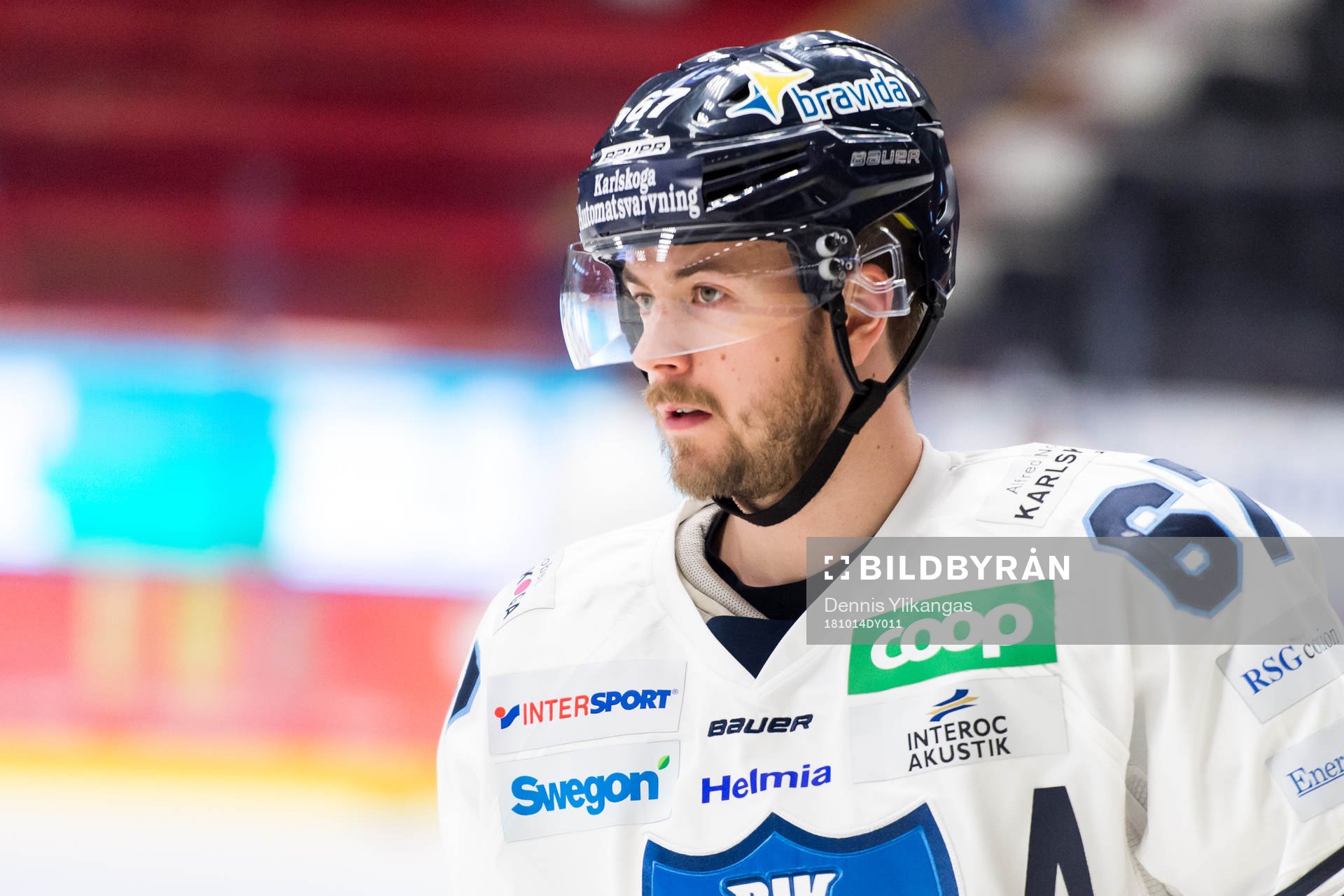 Karlskogas Victor Berglind innan ishockeymatchen i