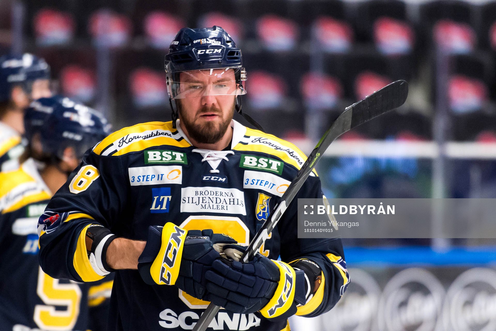 Södertäljes Nicklas Grossmann innan ishockeymatchen i