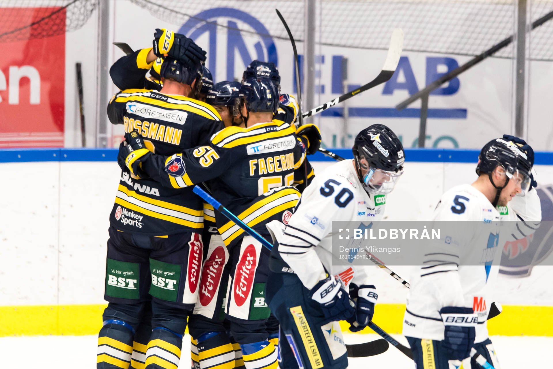 Södertäljes Mikael Ahlén jublar med lagkamrater